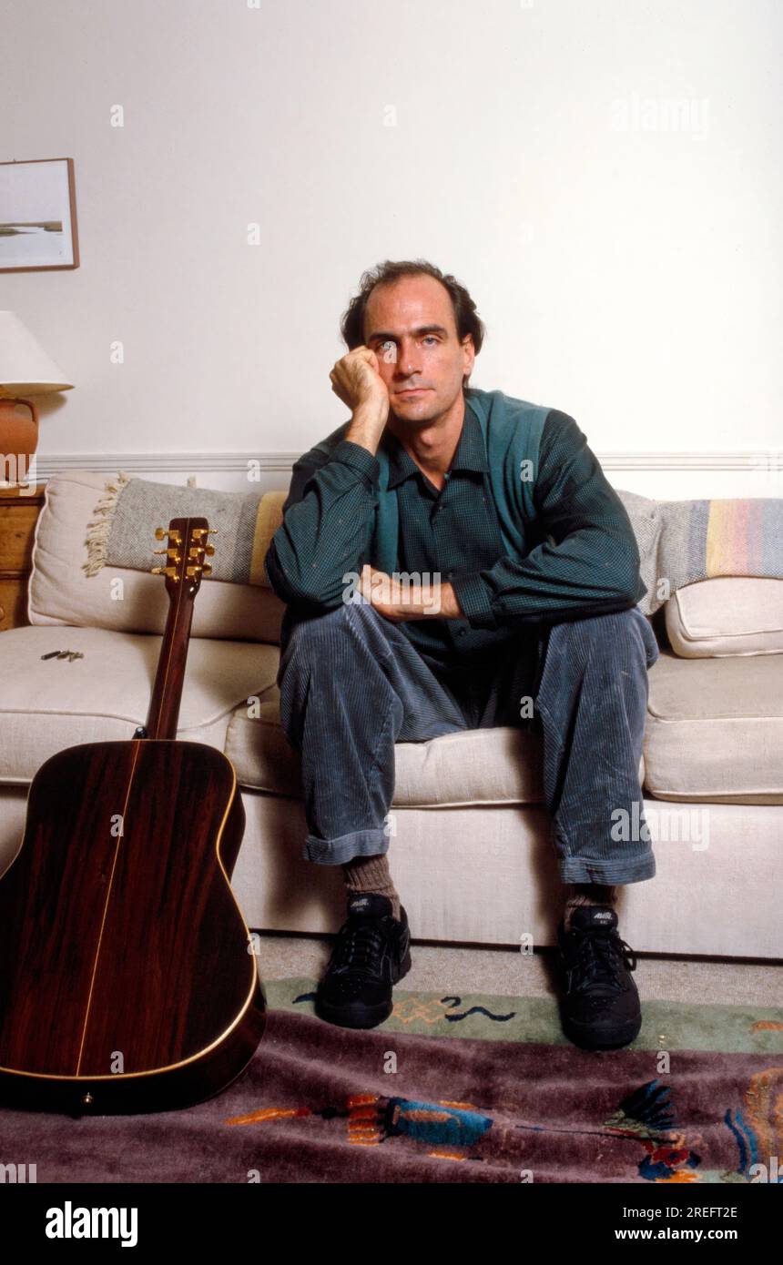 James Vernon Taylor ist ein amerikanischer Sänger, Songwriter und Gitarrist. Als sechsfacher Grammy Award-Gewinner wurde er 2000 in die Rock and Roll Hall of Fame aufgenommen. Taylor ist einer der meistverkauften Musiker aller Zeiten und hat weltweit mehr als 100 Millionen Platten verkauft. Taylor erreichte seinen Durchbruch 1970 mit der Single „Fire and Rain“ mit der Nummer 3 und hatte 1971 seinen ersten Hit mit der Aufnahme „You've Got a Friend“, die im selben Jahr von Carole King geschrieben wurde, auf Platz 1. Sein Album „Greatest Hits“ 1976 wurde als Diamond zertifiziert und hat in den USA 12 Millionen Exemplare verkauft. Foto von Bernard Gotfryd Stockfoto