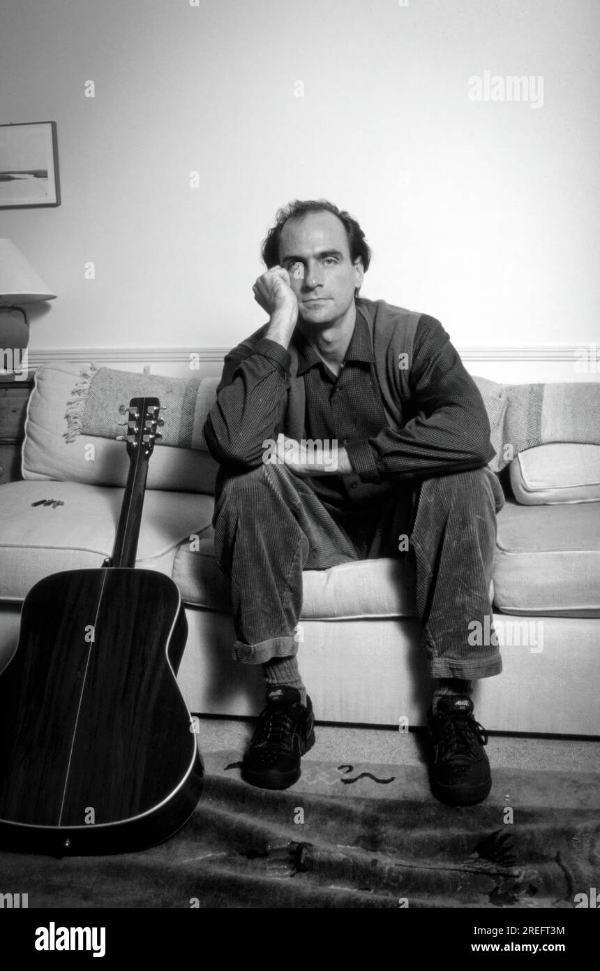 James Vernon Taylor ist ein amerikanischer Sänger, Songwriter und Gitarrist. Als sechsfacher Grammy Award-Gewinner wurde er 2000 in die Rock and Roll Hall of Fame aufgenommen. Taylor ist einer der meistverkauften Musiker aller Zeiten und hat weltweit mehr als 100 Millionen Platten verkauft. Taylor erreichte seinen Durchbruch 1970 mit der Single „Fire and Rain“ mit der Nummer 3 und hatte 1971 seinen ersten Hit mit der Aufnahme „You've Got a Friend“, die im selben Jahr von Carole King geschrieben wurde, auf Platz 1. Sein Album „Greatest Hits“ 1976 wurde als Diamond zertifiziert und hat in den USA 12 Millionen Exemplare verkauft. Foto von Bernard Gotfryd Stockfoto