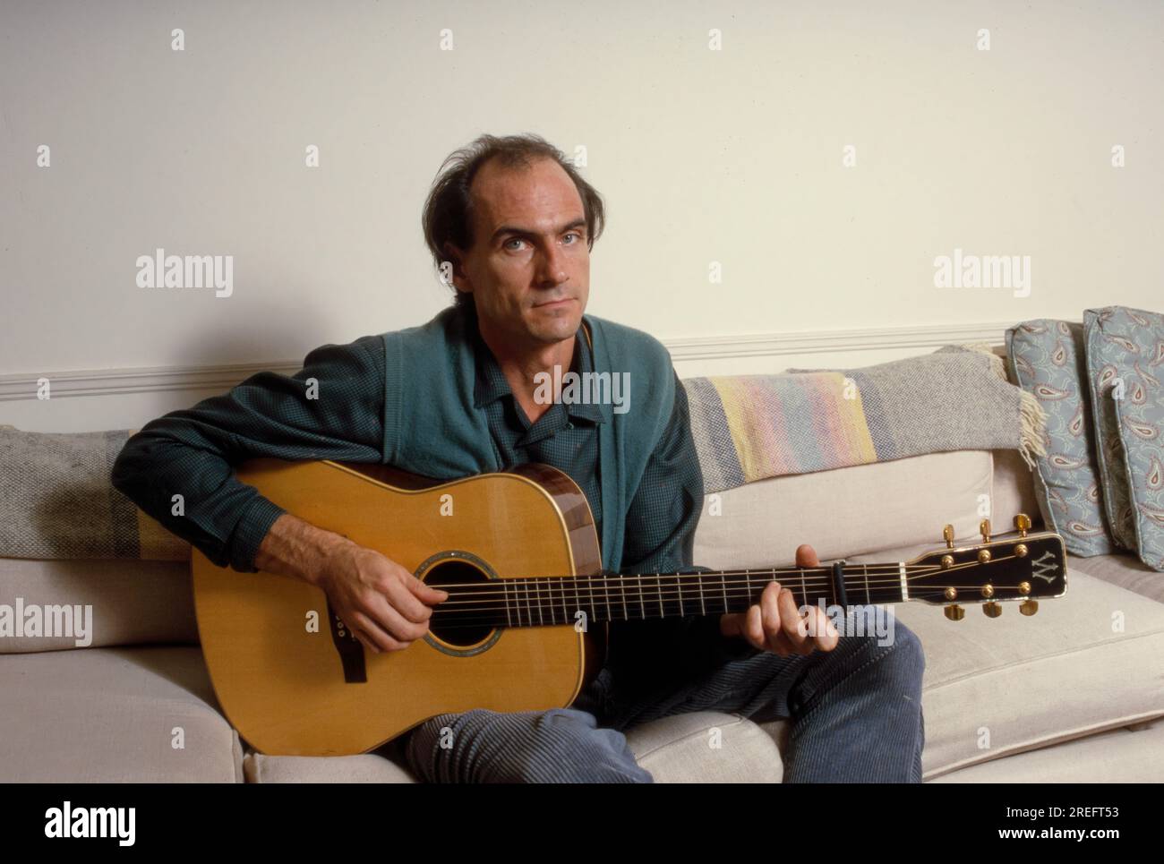 James Vernon Taylor ist ein amerikanischer Sänger, Songwriter und Gitarrist. Als sechsfacher Grammy Award-Gewinner wurde er 2000 in die Rock and Roll Hall of Fame aufgenommen. Taylor ist einer der meistverkauften Musiker aller Zeiten und hat weltweit mehr als 100 Millionen Platten verkauft. Taylor erreichte seinen Durchbruch 1970 mit der Single „Fire and Rain“ mit der Nummer 3 und hatte 1971 seinen ersten Hit mit der Aufnahme „You've Got a Friend“, die im selben Jahr von Carole King geschrieben wurde, auf Platz 1. Sein Album „Greatest Hits“ 1976 wurde als Diamond zertifiziert und hat in den USA 12 Millionen Exemplare verkauft. Foto von Bernard Gotfryd Stockfoto