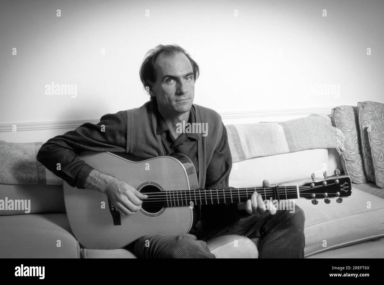 James Vernon Taylor ist ein amerikanischer Sänger, Songwriter und Gitarrist. Als sechsfacher Grammy Award-Gewinner wurde er 2000 in die Rock and Roll Hall of Fame aufgenommen. Taylor ist einer der meistverkauften Musiker aller Zeiten und hat weltweit mehr als 100 Millionen Platten verkauft. Taylor erreichte seinen Durchbruch 1970 mit der Single „Fire and Rain“ mit der Nummer 3 und hatte 1971 seinen ersten Hit mit der Aufnahme „You've Got a Friend“, die im selben Jahr von Carole King geschrieben wurde, auf Platz 1. Sein Album „Greatest Hits“ 1976 wurde als Diamond zertifiziert und hat in den USA 12 Millionen Exemplare verkauft. Foto von Bernard Gotfryd Stockfoto