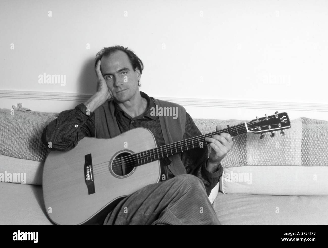 James Vernon Taylor ist ein amerikanischer Sänger, Songwriter und Gitarrist. Als sechsfacher Grammy Award-Gewinner wurde er 2000 in die Rock and Roll Hall of Fame aufgenommen. Taylor ist einer der meistverkauften Musiker aller Zeiten und hat weltweit mehr als 100 Millionen Platten verkauft. Taylor erreichte seinen Durchbruch 1970 mit der Single „Fire and Rain“ mit der Nummer 3 und hatte 1971 seinen ersten Hit mit der Aufnahme „You've Got a Friend“, die im selben Jahr von Carole King geschrieben wurde, auf Platz 1. Sein Album „Greatest Hits“ 1976 wurde als Diamond zertifiziert und hat in den USA 12 Millionen Exemplare verkauft. Foto von Bernard Gotfryd Stockfoto