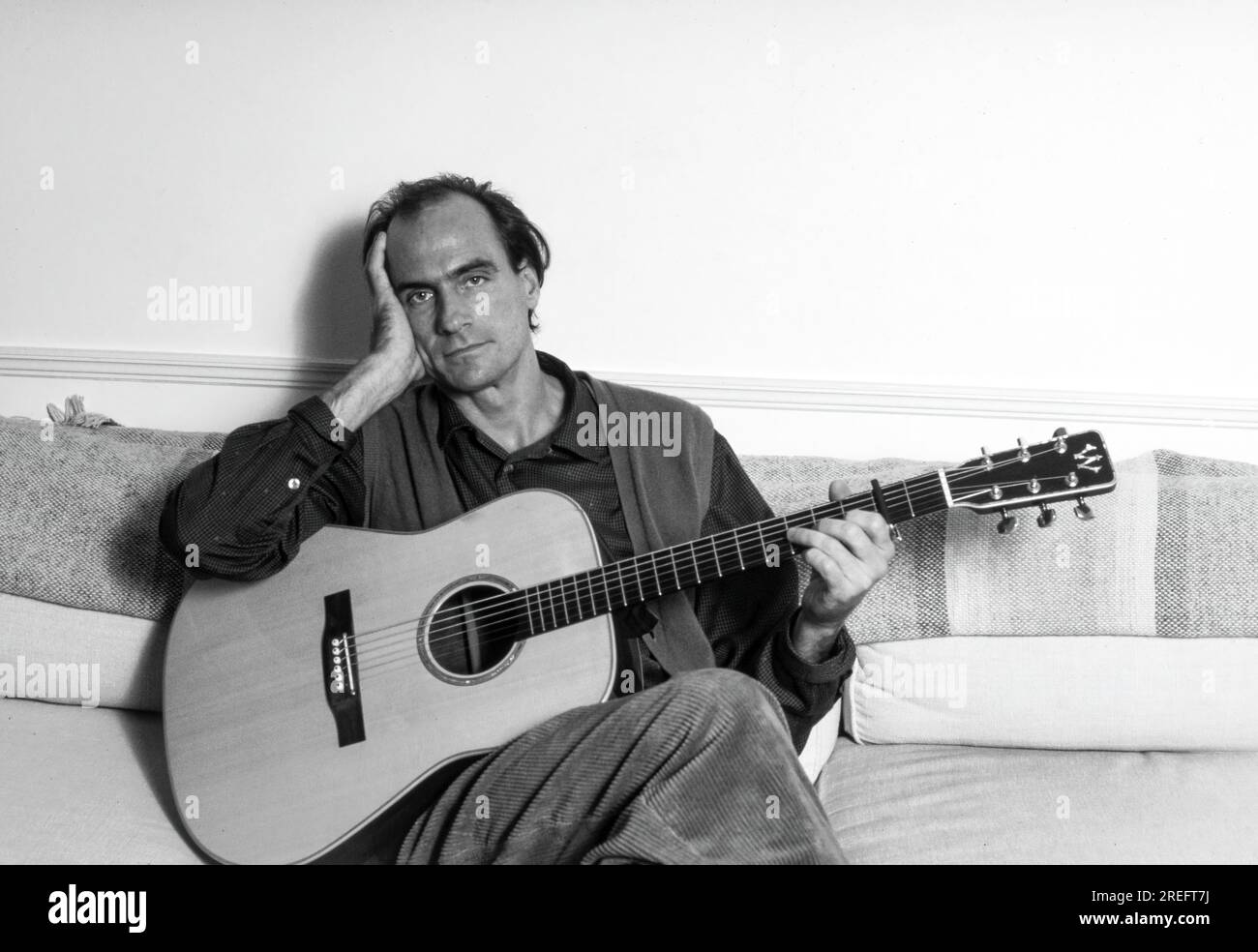 James Vernon Taylor ist ein amerikanischer Sänger, Songwriter und Gitarrist. Als sechsfacher Grammy Award-Gewinner wurde er 2000 in die Rock and Roll Hall of Fame aufgenommen. Taylor ist einer der meistverkauften Musiker aller Zeiten und hat weltweit mehr als 100 Millionen Platten verkauft. Taylor erreichte seinen Durchbruch 1970 mit der Single „Fire and Rain“ mit der Nummer 3 und hatte 1971 seinen ersten Hit mit der Aufnahme „You've Got a Friend“, die im selben Jahr von Carole King geschrieben wurde, auf Platz 1. Sein Album „Greatest Hits“ 1976 wurde als Diamond zertifiziert und hat in den USA 12 Millionen Exemplare verkauft. Foto von Bernard Gotfryd Stockfoto