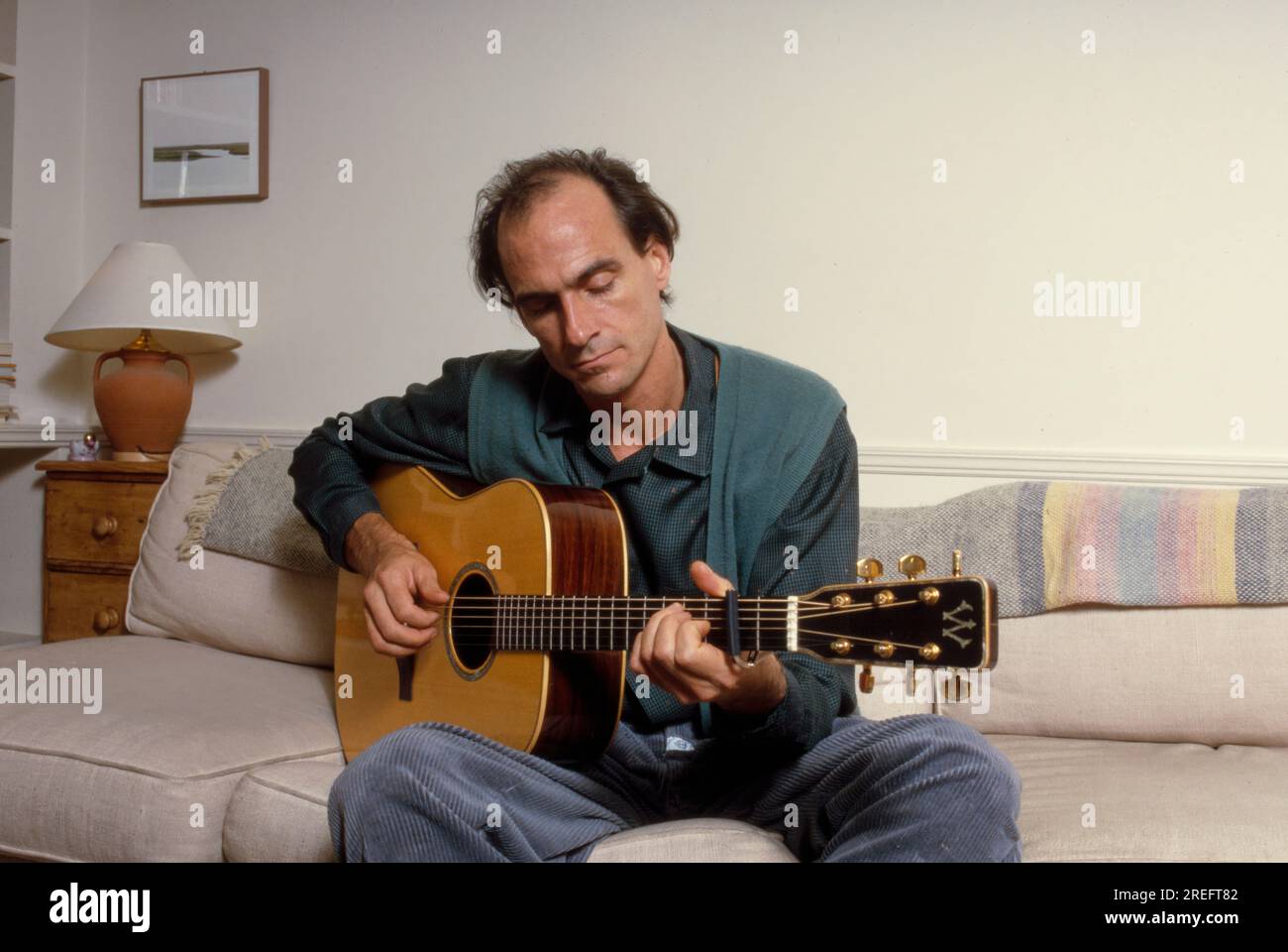 James Vernon Taylor ist ein amerikanischer Sänger, Songwriter und Gitarrist. Als sechsfacher Grammy Award-Gewinner wurde er 2000 in die Rock and Roll Hall of Fame aufgenommen. Taylor ist einer der meistverkauften Musiker aller Zeiten und hat weltweit mehr als 100 Millionen Platten verkauft. Taylor erreichte seinen Durchbruch 1970 mit der Single „Fire and Rain“ mit der Nummer 3 und hatte 1971 seinen ersten Hit mit der Aufnahme „You've Got a Friend“, die im selben Jahr von Carole King geschrieben wurde, auf Platz 1. Sein Album „Greatest Hits“ 1976 wurde als Diamond zertifiziert und hat in den USA 12 Millionen Exemplare verkauft. Foto von Bernard Gotfryd Stockfoto