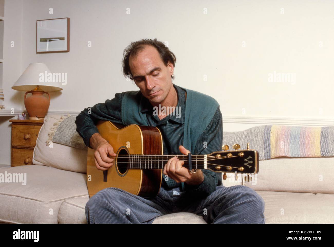 James Vernon Taylor ist ein amerikanischer Sänger, Songwriter und Gitarrist. Als sechsfacher Grammy Award-Gewinner wurde er 2000 in die Rock and Roll Hall of Fame aufgenommen. Taylor ist einer der meistverkauften Musiker aller Zeiten und hat weltweit mehr als 100 Millionen Platten verkauft. Taylor erreichte seinen Durchbruch 1970 mit der Single „Fire and Rain“ mit der Nummer 3 und hatte 1971 seinen ersten Hit mit der Aufnahme „You've Got a Friend“, die im selben Jahr von Carole King geschrieben wurde, auf Platz 1. Sein Album „Greatest Hits“ 1976 wurde als Diamond zertifiziert und hat in den USA 12 Millionen Exemplare verkauft. Foto von Bernard Gotfryd Stockfoto