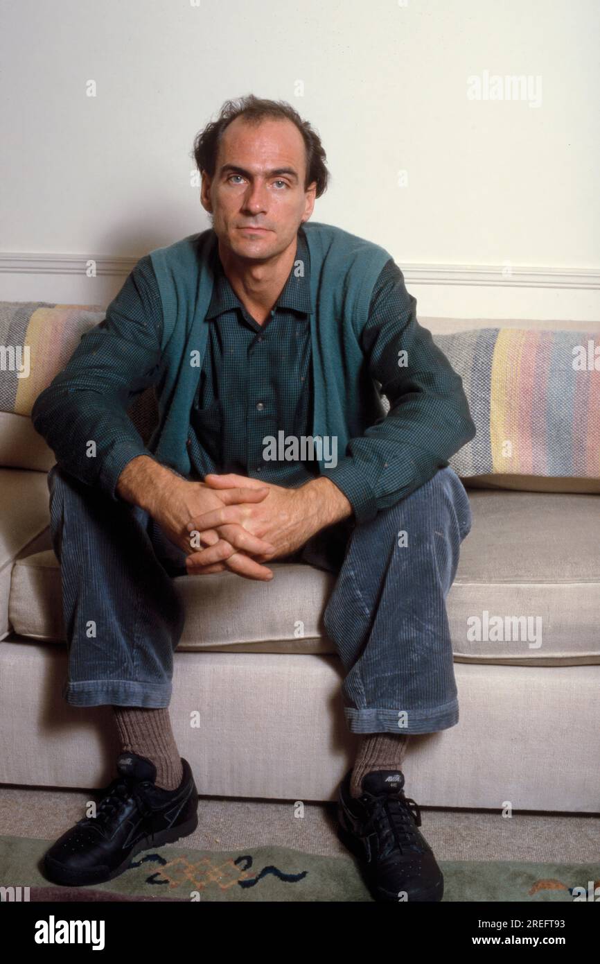 James Vernon Taylor ist ein amerikanischer Sänger, Songwriter und Gitarrist. Als sechsfacher Grammy Award-Gewinner wurde er 2000 in die Rock and Roll Hall of Fame aufgenommen. Taylor ist einer der meistverkauften Musiker aller Zeiten und hat weltweit mehr als 100 Millionen Platten verkauft. Taylor erreichte seinen Durchbruch 1970 mit der Single „Fire and Rain“ mit der Nummer 3 und hatte 1971 seinen ersten Hit mit der Aufnahme „You've Got a Friend“, die im selben Jahr von Carole King geschrieben wurde, auf Platz 1. Sein Album „Greatest Hits“ 1976 wurde als Diamond zertifiziert und hat in den USA 12 Millionen Exemplare verkauft. Foto von Bernard Gotfryd Stockfoto