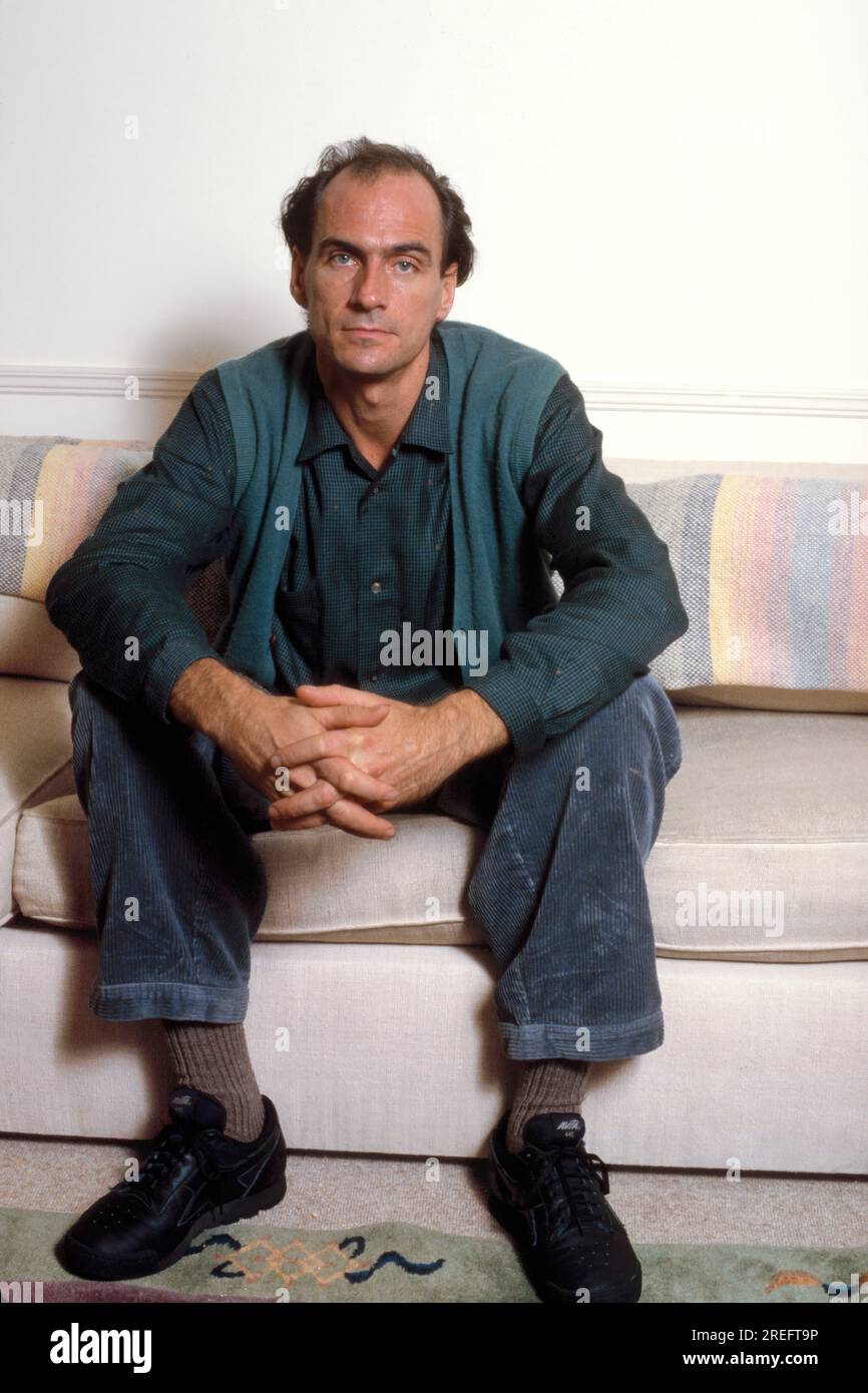 James Vernon Taylor ist ein amerikanischer Sänger, Songwriter und Gitarrist. Als sechsfacher Grammy Award-Gewinner wurde er 2000 in die Rock and Roll Hall of Fame aufgenommen. Taylor ist einer der meistverkauften Musiker aller Zeiten und hat weltweit mehr als 100 Millionen Platten verkauft. Taylor erreichte seinen Durchbruch 1970 mit der Single „Fire and Rain“ mit der Nummer 3 und hatte 1971 seinen ersten Hit mit der Aufnahme „You've Got a Friend“, die im selben Jahr von Carole King geschrieben wurde, auf Platz 1. Sein Album „Greatest Hits“ 1976 wurde als Diamond zertifiziert und hat in den USA 12 Millionen Exemplare verkauft. Foto von Bernard Gotfryd Stockfoto