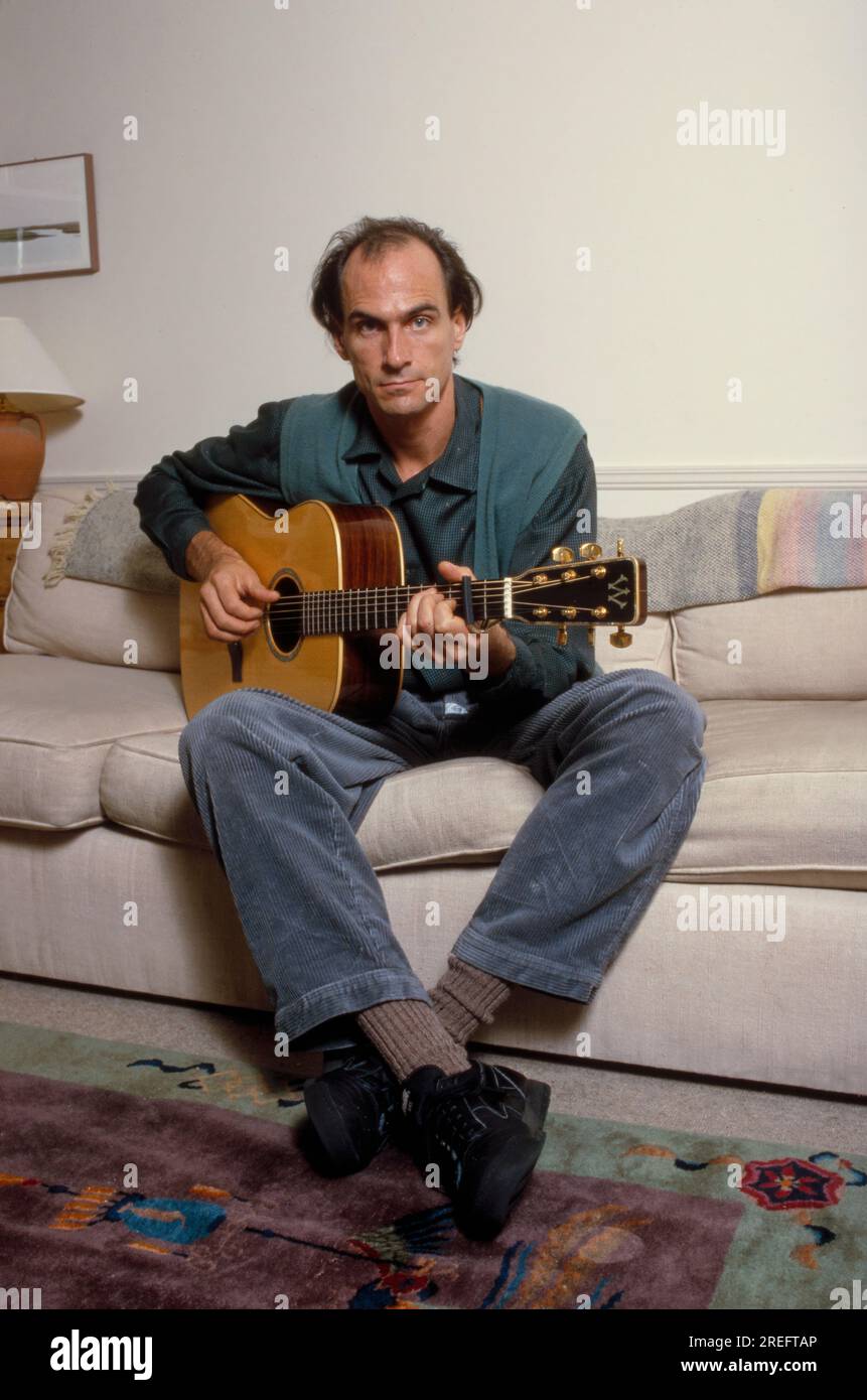 James Vernon Taylor ist ein amerikanischer Sänger, Songwriter und Gitarrist. Als sechsfacher Grammy Award-Gewinner wurde er 2000 in die Rock and Roll Hall of Fame aufgenommen. Taylor ist einer der meistverkauften Musiker aller Zeiten und hat weltweit mehr als 100 Millionen Platten verkauft. Taylor erreichte seinen Durchbruch 1970 mit der Single „Fire and Rain“ mit der Nummer 3 und hatte 1971 seinen ersten Hit mit der Aufnahme „You've Got a Friend“, die im selben Jahr von Carole King geschrieben wurde, auf Platz 1. Sein Album „Greatest Hits“ 1976 wurde als Diamond zertifiziert und hat in den USA 12 Millionen Exemplare verkauft. Foto von Bernard Gotfryd Stockfoto