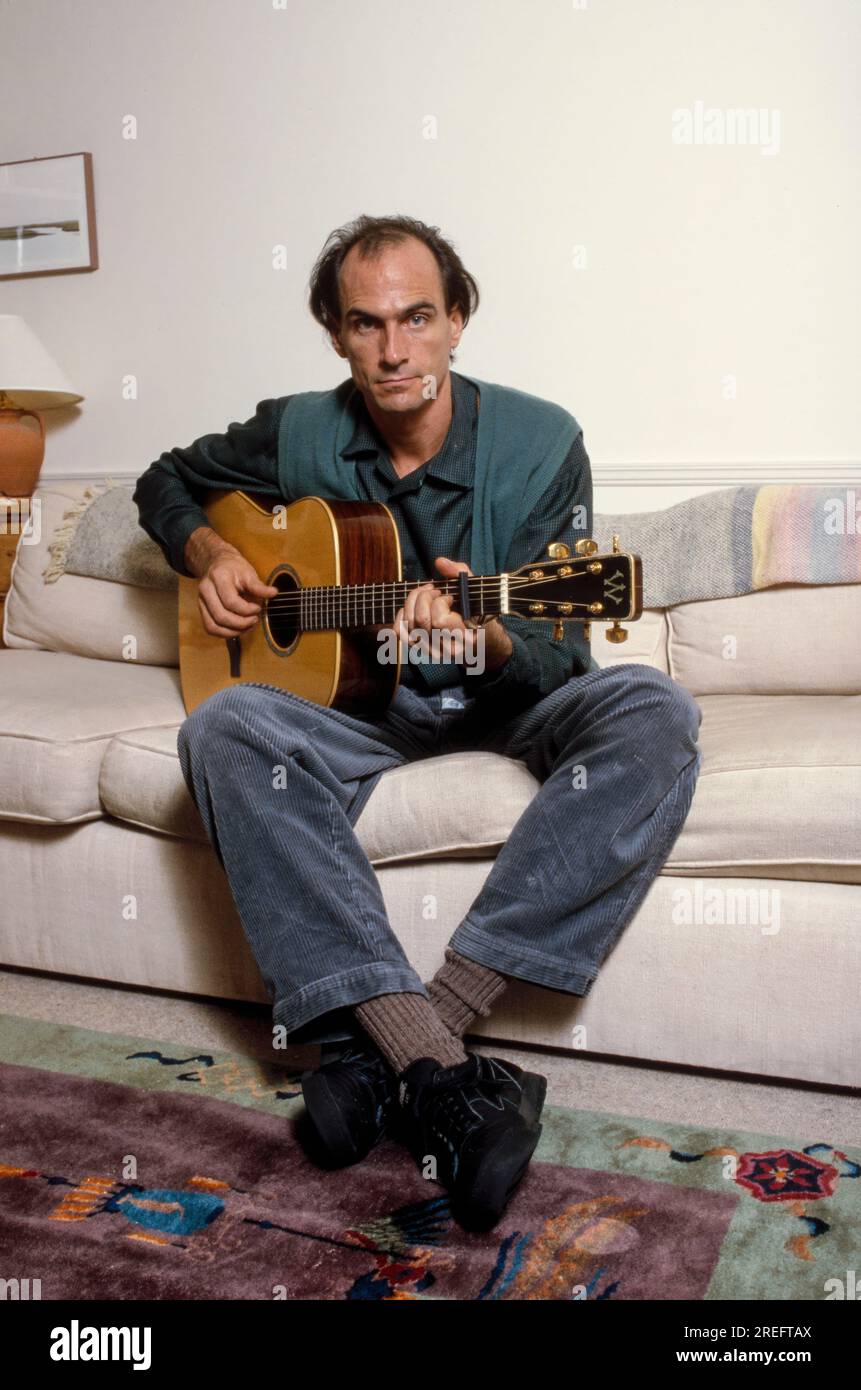 James Vernon Taylor ist ein amerikanischer Sänger, Songwriter und Gitarrist. Als sechsfacher Grammy Award-Gewinner wurde er 2000 in die Rock and Roll Hall of Fame aufgenommen. Taylor ist einer der meistverkauften Musiker aller Zeiten und hat weltweit mehr als 100 Millionen Platten verkauft. Taylor erreichte seinen Durchbruch 1970 mit der Single „Fire and Rain“ mit der Nummer 3 und hatte 1971 seinen ersten Hit mit der Aufnahme „You've Got a Friend“, die im selben Jahr von Carole King geschrieben wurde, auf Platz 1. Sein Album „Greatest Hits“ 1976 wurde als Diamond zertifiziert und hat in den USA 12 Millionen Exemplare verkauft. Foto von Bernard Gotfryd Stockfoto