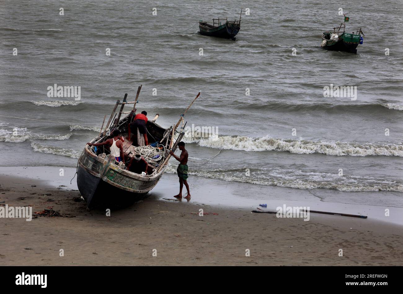 Chittagong, Patenga, Bangladesch. 26. Juli 2023. 28. Juli 2023. Chittagong, Bangladesch: Die Fangsaison hat nach 65 Tagen Fischfang im Golf von Bengal aufgrund eines Verbots der Regierung in vollem Gange begonnen. Bei dieser Gelegenheit hat sich das Arbeitsengagement der patengischen Küstenfischer in Chittagong, Bangladesch, erhöht. Fischer kommen und gehen zum Fischen im Meer mit kleinen und großen Booten aus Kunststoff und Holz. (Kreditbild: © Mohammed Shajahan/ZUMA Press Wire) NUR REDAKTIONELLE VERWENDUNG! Nicht für den kommerziellen GEBRAUCH! Stockfoto