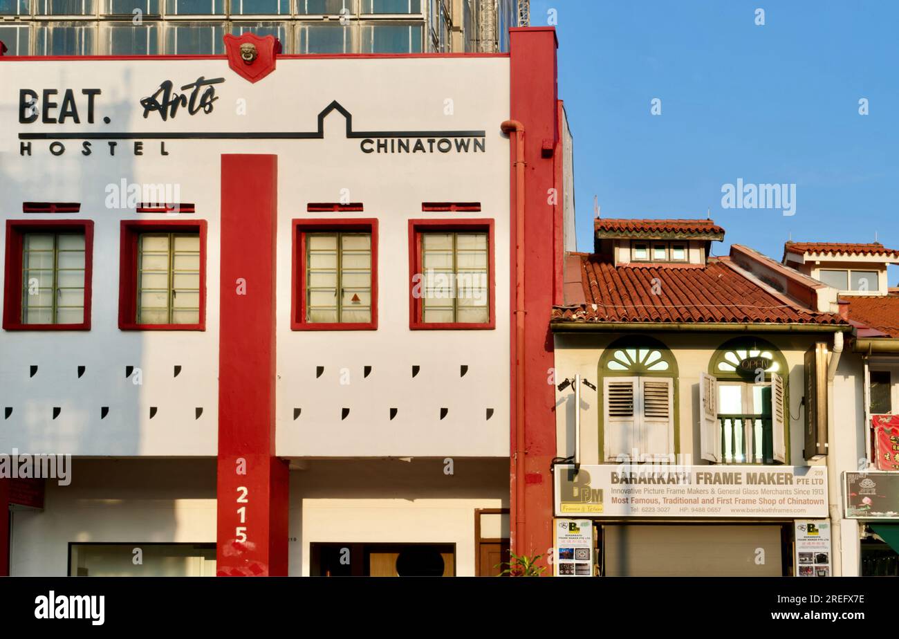 Beat Arts Hostel in South Bridge Road, Chinatown, Singapur, neben traditionellen alten chinesischen Shophouses Stockfoto