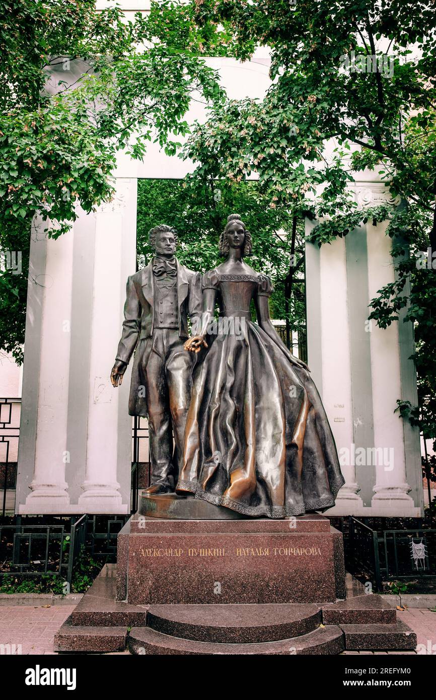 Moskau, Russland - 9. Juli 2015 Denkmal für Alexander Puschkin und Natalja Goncharova am Alten Arbat Stockfoto