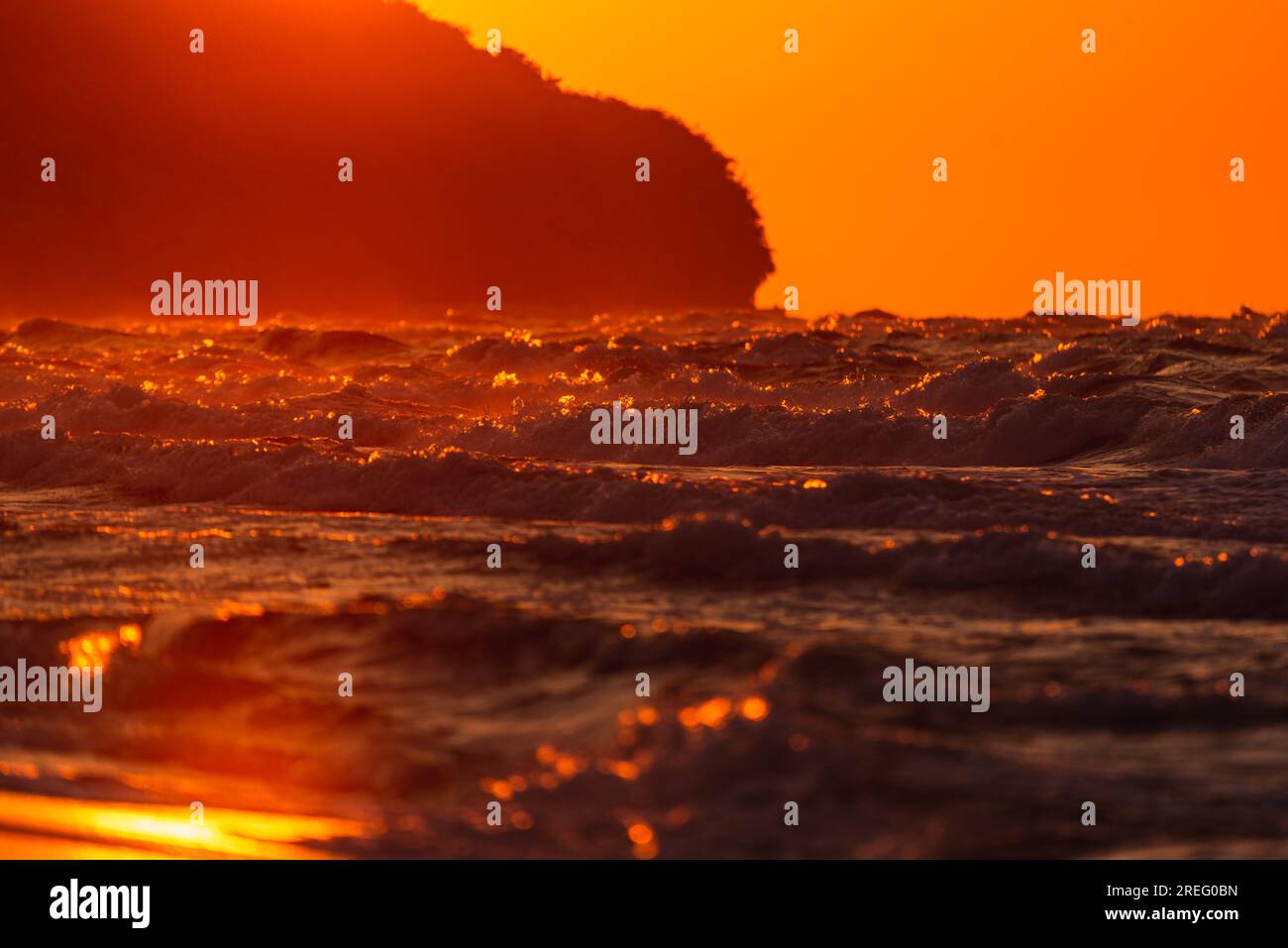 Foto der stürmischen Wellen an der Ostsee. Goldene Stunde. Stockfoto