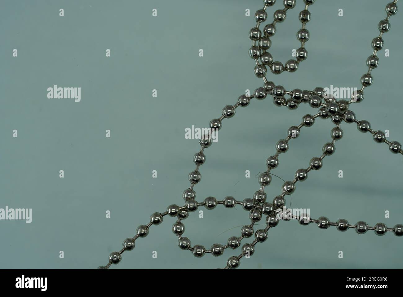 Silberne Perlen auf blauem Hintergrund, Nahaufnahme Stockfoto