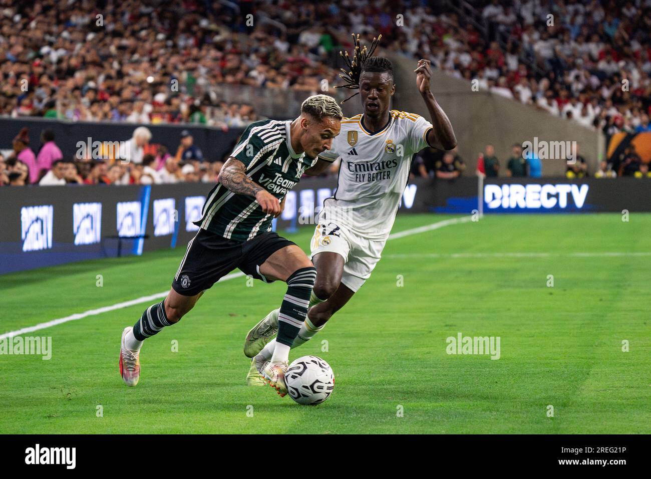 Manchester United Forward Antony (21) wird während der Fußball-Champions-Tour am Mittwoch, den 2. Juli vom Real Madrid Mittelfeldspieler Eduardo Camavinga (12) verteidigt Stockfoto