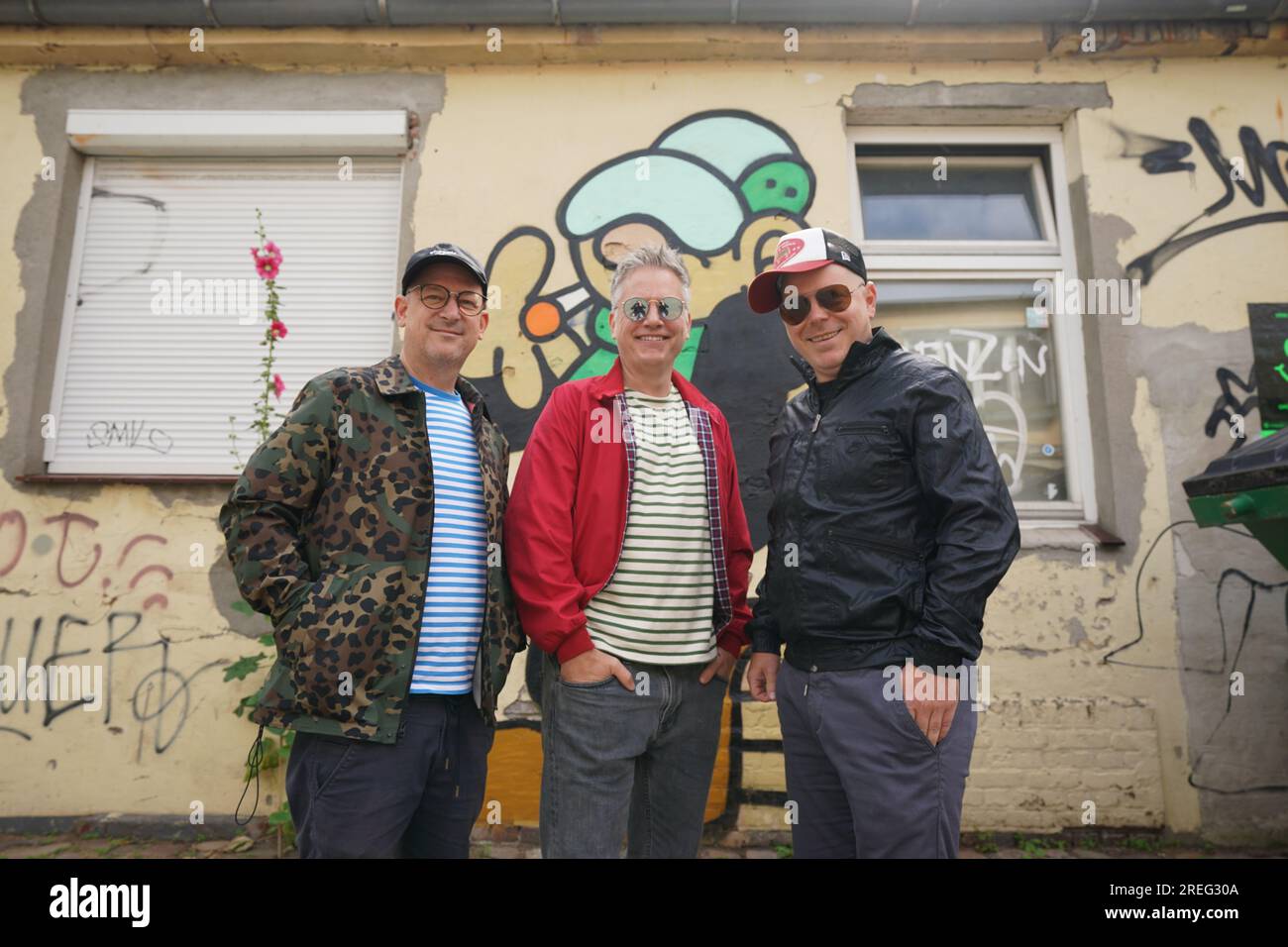 Hamburg, Deutschland. 24. Juli 2023. Björn 'Björn Beton' warnt (l-r), Martin 'Doktor Rentz' Vandreier und Boris 'König Boris' Lauterbach von der Hamburger Hip-Hop-Band 'Fettes Brot' auf dem Gelände des Gewerbeparks Via la Bernie in der Bernstorffstraße. Kredit: Marcus Brandt/dpa/Alamy Live News Stockfoto