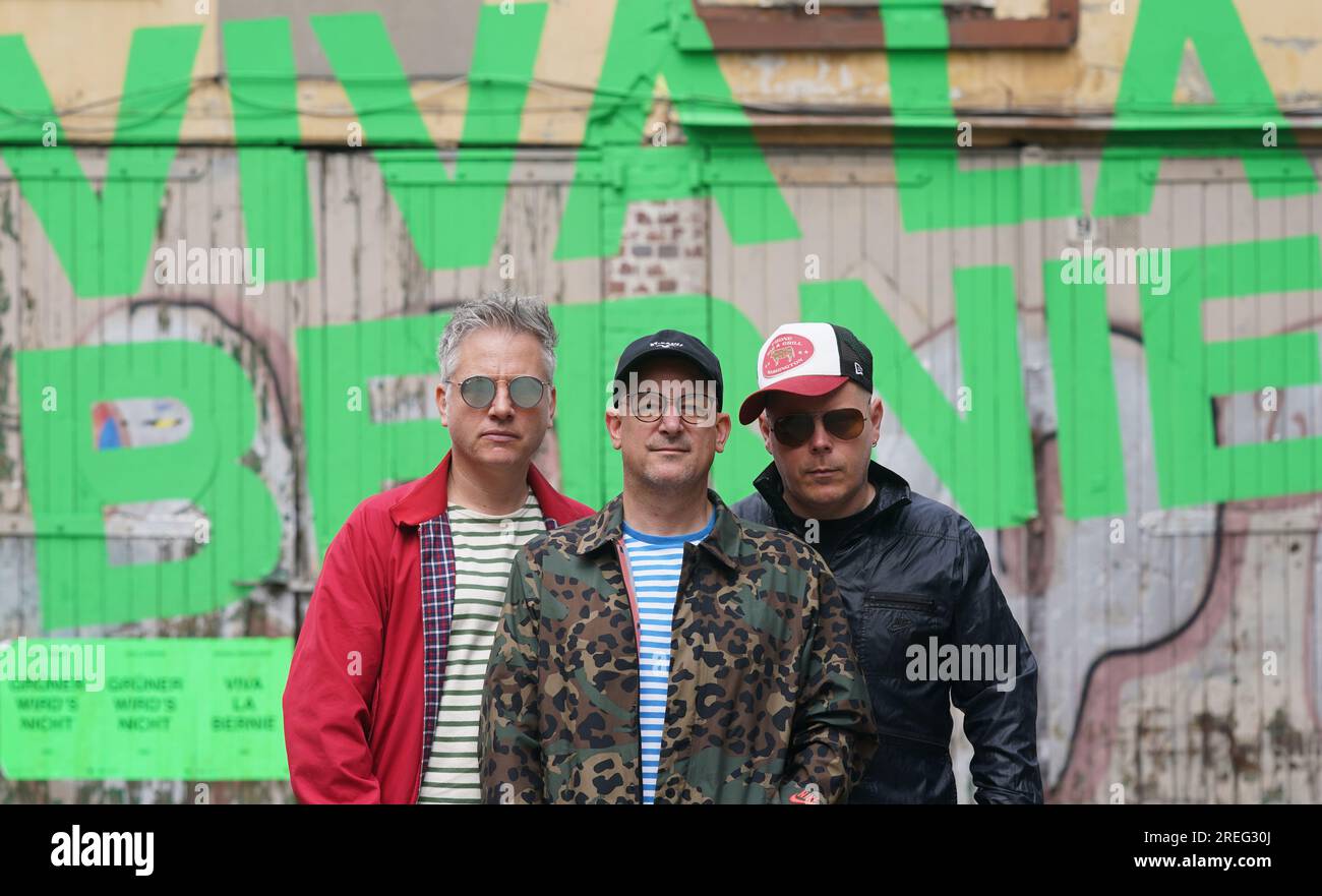 Hamburg, Deutschland. 24. Juli 2023. Martin 'Doktor Rentz' Vandreier (l-r), Björn 'Björn Beton' warnt und Boris 'König Boris' Lauterbach von der Hamburger Hip-Hop-Band 'Fettes Brot' auf dem Gelände des Industriegebiets Via la Bernie in der Bernstorffstraße. Kredit: Marcus Brandt/dpa/Alamy Live News Stockfoto