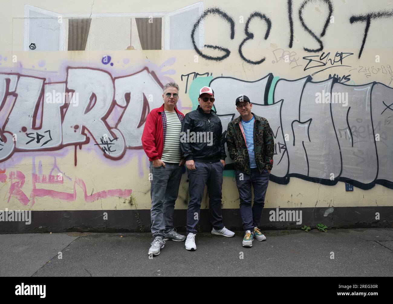 Hamburg, Deutschland. 24. Juli 2023. Martin 'Doktor Rentz' Vandreier (l-r), Boris 'König Boris' Lauterbach und Björn 'Björn Beton' warnen vor der Hamburger Hip-Hop-Band 'Fettes Brot' auf dem Gelände des Gewerbeparks Via la Bernie in der Bernstorffstraße. Kredit: Marcus Brandt/dpa/Alamy Live News Stockfoto