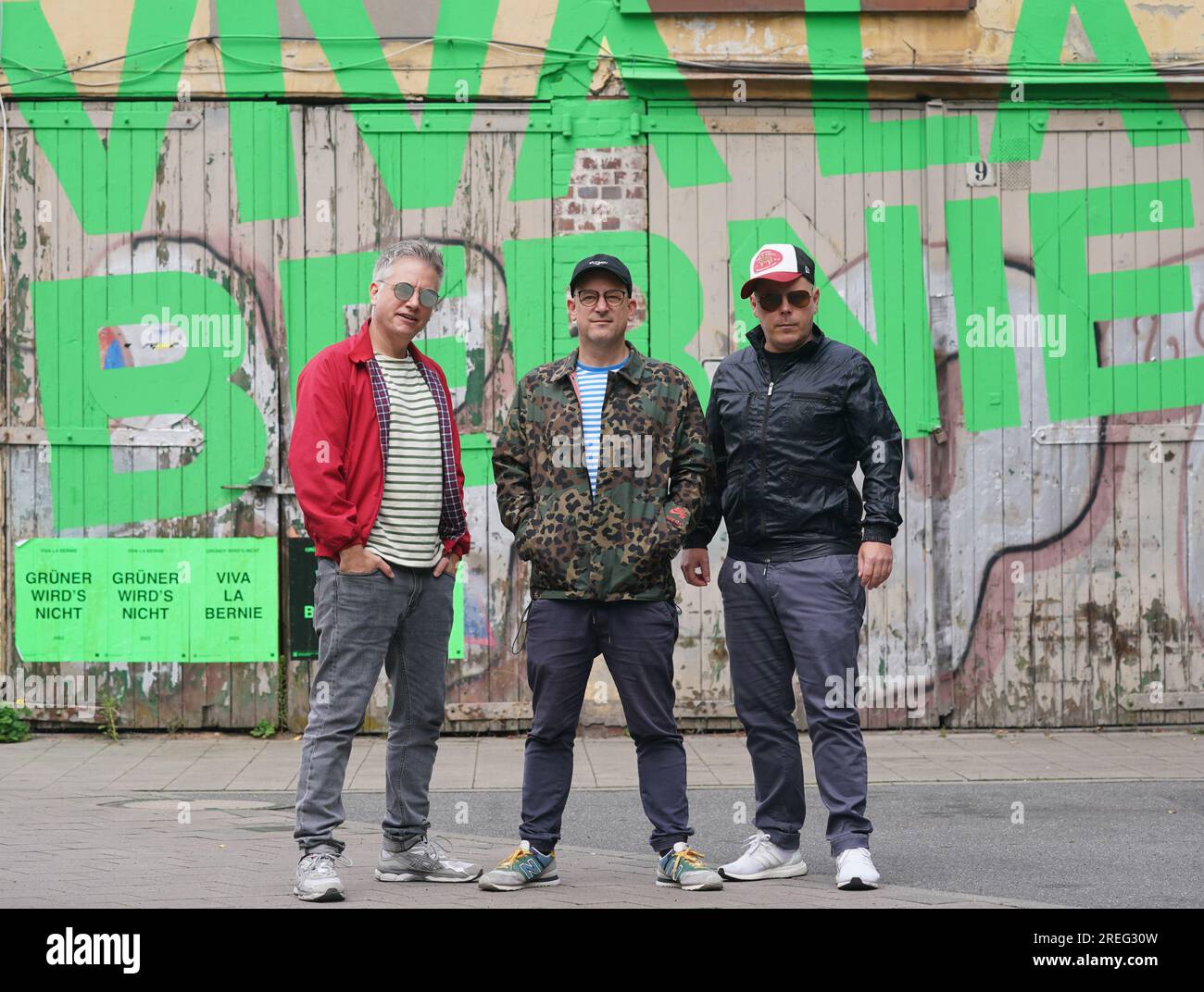 Hamburg, Deutschland. 24. Juli 2023. Martin 'Doktor Rentz' Vandreier (l-r), Björn 'Björn Beton' warnt und Boris 'König Boris' Lauterbach von der Hamburger Hip-Hop-Band 'Fettes Brot' auf dem Gelände des Industriegebiets Via la Bernie in der Bernstorffstraße. Kredit: Marcus Brandt/dpa/Alamy Live News Stockfoto