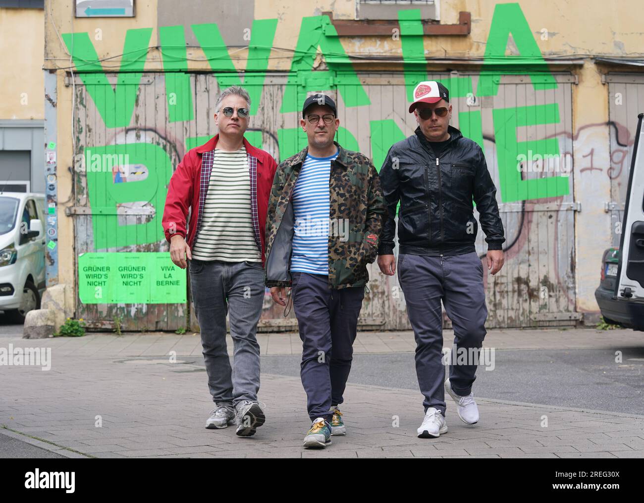 Hamburg, Deutschland. 24. Juli 2023. Martin 'Doktor Rentz' Vandreier (l-r), Björn 'Björn Beton' warnt und Boris 'König Boris' Lauterbach von der Hamburger Hip-Hop-Band 'Fettes Brot' auf dem Gelände des Industriegebiets Via la Bernie in der Bernstorffstraße. Kredit: Marcus Brandt/dpa/Alamy Live News Stockfoto