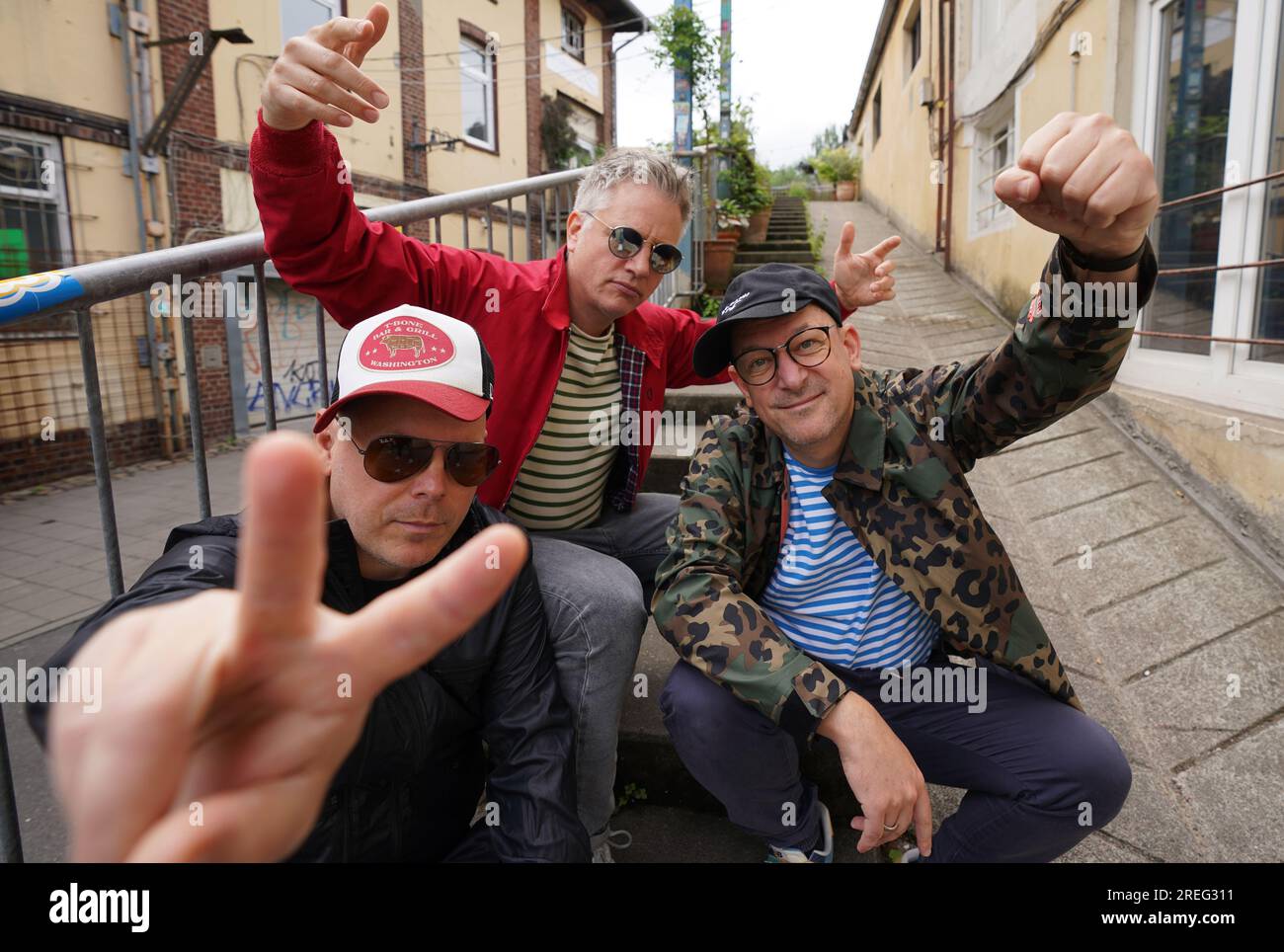 Hamburg, Deutschland. 24. Juli 2023. Boris 'King Boris' Lauterbach (l-r), Martin 'Doktor Rentz' Vandreier und Björn 'Björn Beton' warnen vor der Hamburger Hip-Hop-Band 'Fettes Brot' auf dem Gelände des Gewerbeparks Via la Bernie in der Bernstorffstraße. Kredit: Marcus Brandt/dpa/Alamy Live News Stockfoto