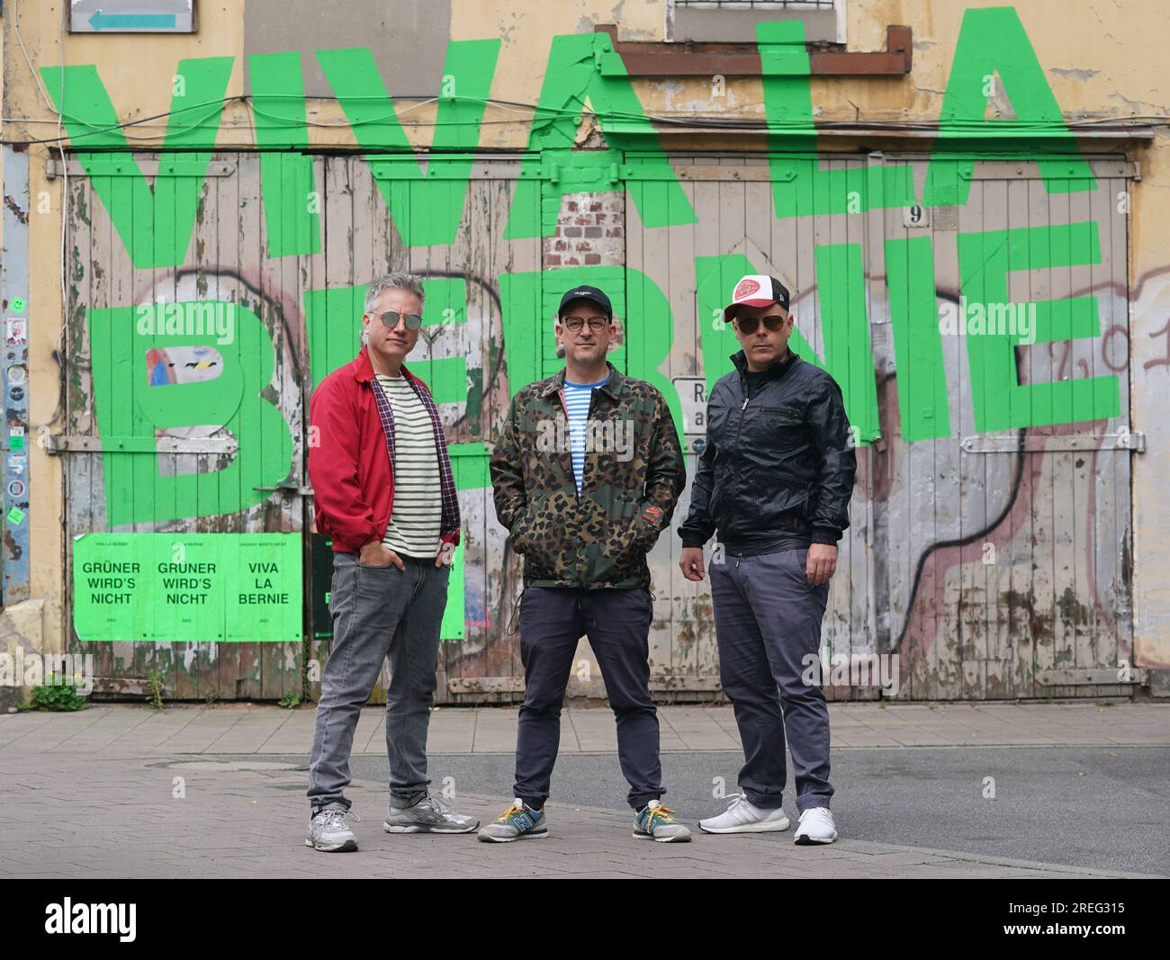 Hamburg, Deutschland. 24. Juli 2023. Martin 'Doktor Rentz' Vandreier (l-r), Björn 'Björn Beton' warnt und Boris 'König Boris' Lauterbach von der Hamburger Hip-Hop-Band 'Fettes Brot' auf dem Gelände des Industriegebiets Via la Bernie in der Bernstorffstraße. Kredit: Marcus Brandt/dpa/Alamy Live News Stockfoto