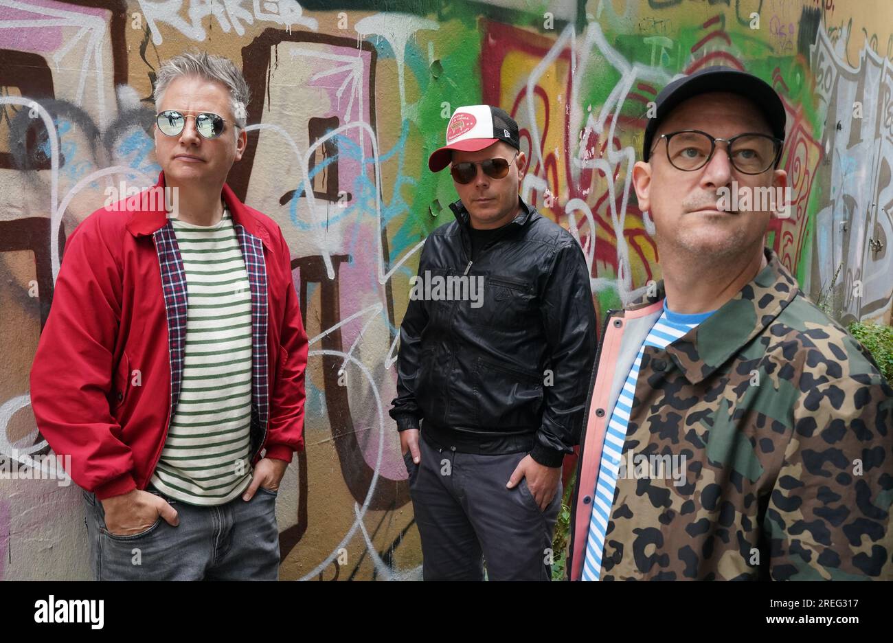 Hamburg, Deutschland. 24. Juli 2023. Martin 'Doktor Rentz' Vandreier (l-r), Boris 'König Boris' Lauterbach und Björn 'Björn Beton' warnen vor der Hamburger Hip-Hop-Band 'Fettes Brot' auf dem Gelände des Gewerbeparks Via la Bernie in der Bernstorffstraße. Kredit: Marcus Brandt/dpa/Alamy Live News Stockfoto
