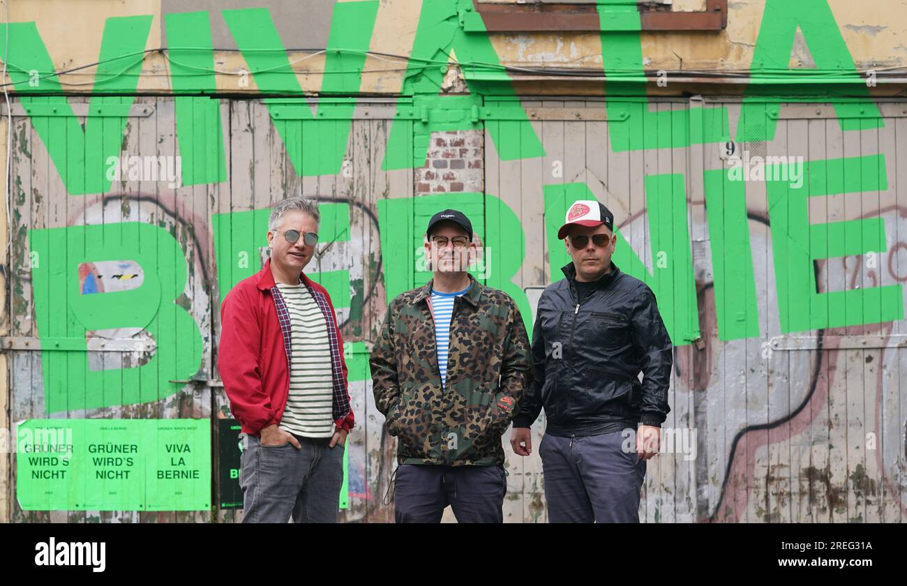 Hamburg, Deutschland. 24. Juli 2023. Martin 'Doktor Rentz' Vandreier (l-r), Björn 'Björn Beton' warnt und Boris 'König Boris' Lauterbach von der Hamburger Hip-Hop-Band 'Fettes Brot' auf dem Gelände des Industriegebiets Via la Bernie in der Bernstorffstraße. Kredit: Marcus Brandt/dpa/Alamy Live News Stockfoto