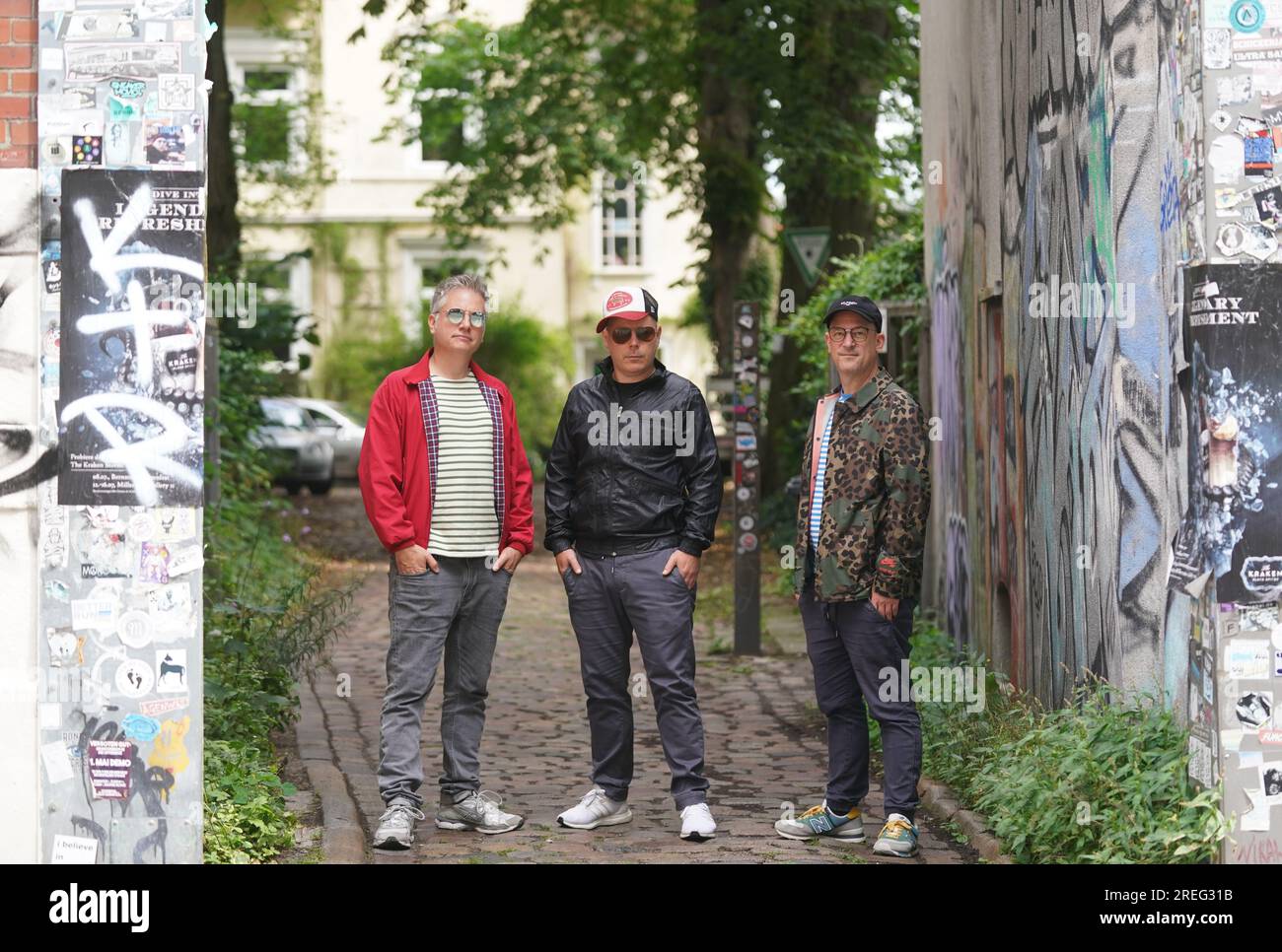 Hamburg, Deutschland. 24. Juli 2023. Martin 'Doktor Rentz' Vandreier (l-r), Boris 'König Boris' Lauterbach und Björn 'Björn Beton' warnen vor der Hamburger Hip-Hop-Band 'Fettes Brot' auf dem Gelände des Gewerbeparks Via la Bernie in der Bernstorffstraße. Kredit: Marcus Brandt/dpa/Alamy Live News Stockfoto