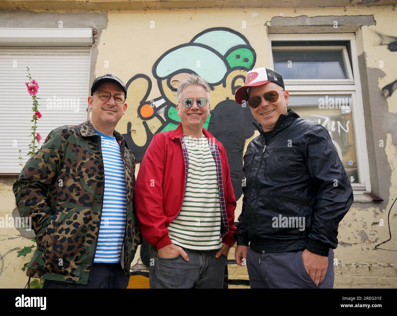 Hamburg, Deutschland. 24. Juli 2023. Björn 'Björn Beton' warnt (l-r), Martin 'Doktor Rentz' Vandreier und Boris 'König Boris' Lauterbach von der Hamburger Hip-Hop-Band 'Fettes Brot' auf dem Gelände des Gewerbeparks Via la Bernie in der Bernstorffstraße. Kredit: Marcus Brandt/dpa/Alamy Live News Stockfoto