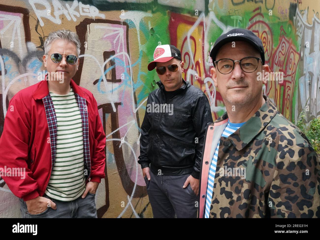 Hamburg, Deutschland. 24. Juli 2023. Martin 'Doktor Rentz' Vandreier (l-r), Boris 'König Boris' Lauterbach und Björn 'Björn Beton' warnen vor der Hamburger Hip-Hop-Band 'Fettes Brot' auf dem Gelände des Gewerbeparks Via la Bernie in der Bernstorffstraße. Kredit: Marcus Brandt/dpa/Alamy Live News Stockfoto