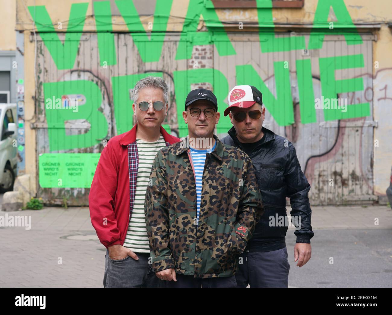 Hamburg, Deutschland. 24. Juli 2023. Martin 'Doktor Rentz' Vandreier (l-r), Björn 'Björn Beton' warnt und Boris 'König Boris' Lauterbach von der Hamburger Hip-Hop-Band 'Fettes Brot' auf dem Gelände des Industriegebiets Via la Bernie in der Bernstorffstraße. Kredit: Marcus Brandt/dpa/Alamy Live News Stockfoto