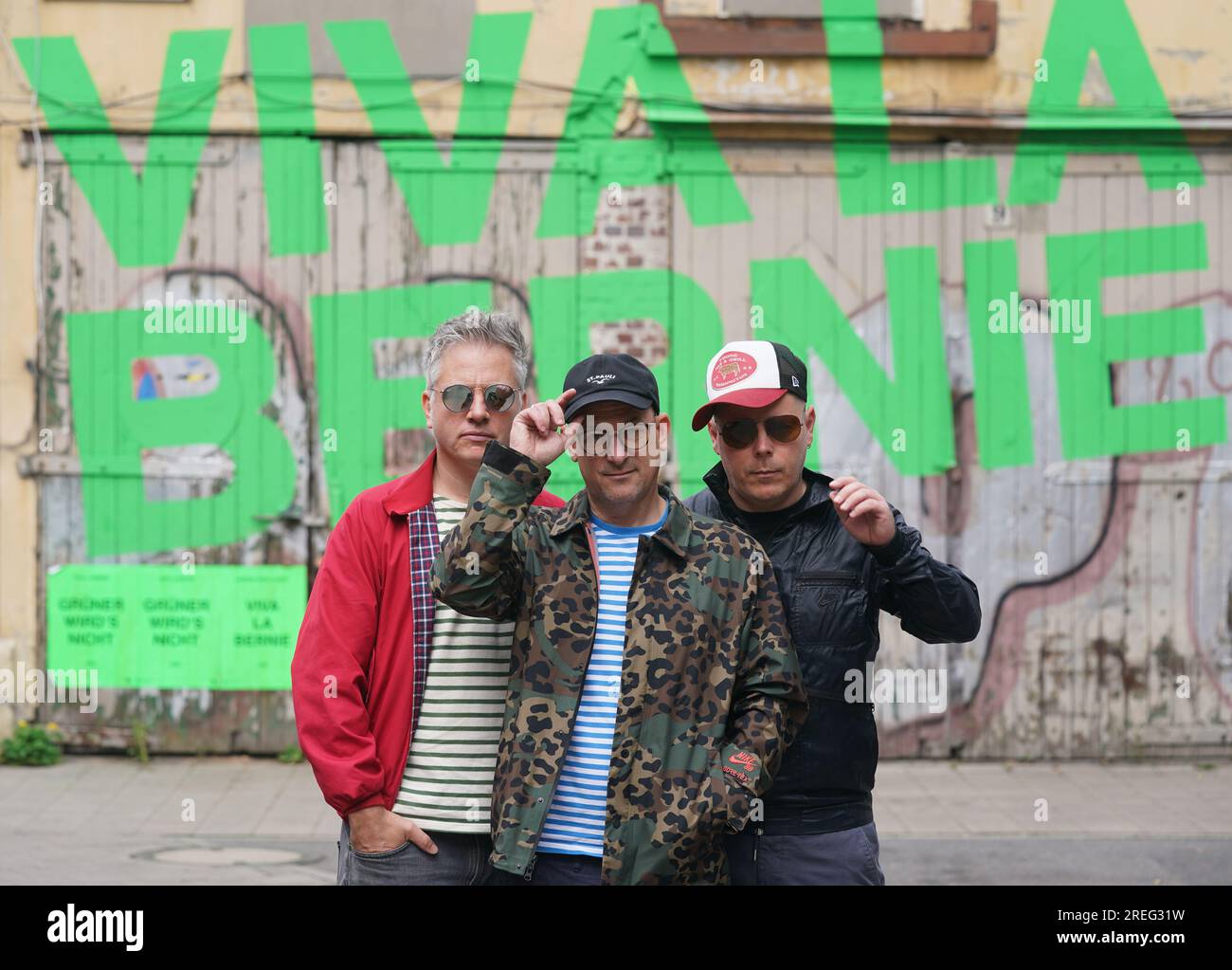 Hamburg, Deutschland. 24. Juli 2023. Martin 'Doktor Rentz' Vandreier (l-r), Björn 'Björn Beton' warnt und Boris 'König Boris' Lauterbach von der Hamburger Hip-Hop-Band 'Fettes Brot' auf dem Gelände des Industriegebiets Via la Bernie in der Bernstorffstraße. Kredit: Marcus Brandt/dpa/Alamy Live News Stockfoto