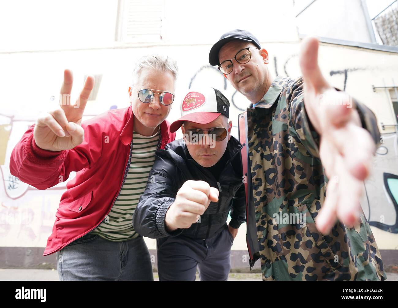 Hamburg, Deutschland. 24. Juli 2023. Martin 'Doktor Rentz' Vandreier (l-r), Boris 'König Boris' Lauterbach und Björn 'Björn Beton' warnen vor der Hamburger Hip-Hop-Band 'Fettes Brot' auf dem Gelände des Gewerbeparks Via la Bernie in der Bernstorffstraße. Kredit: Marcus Brandt/dpa/Alamy Live News Stockfoto