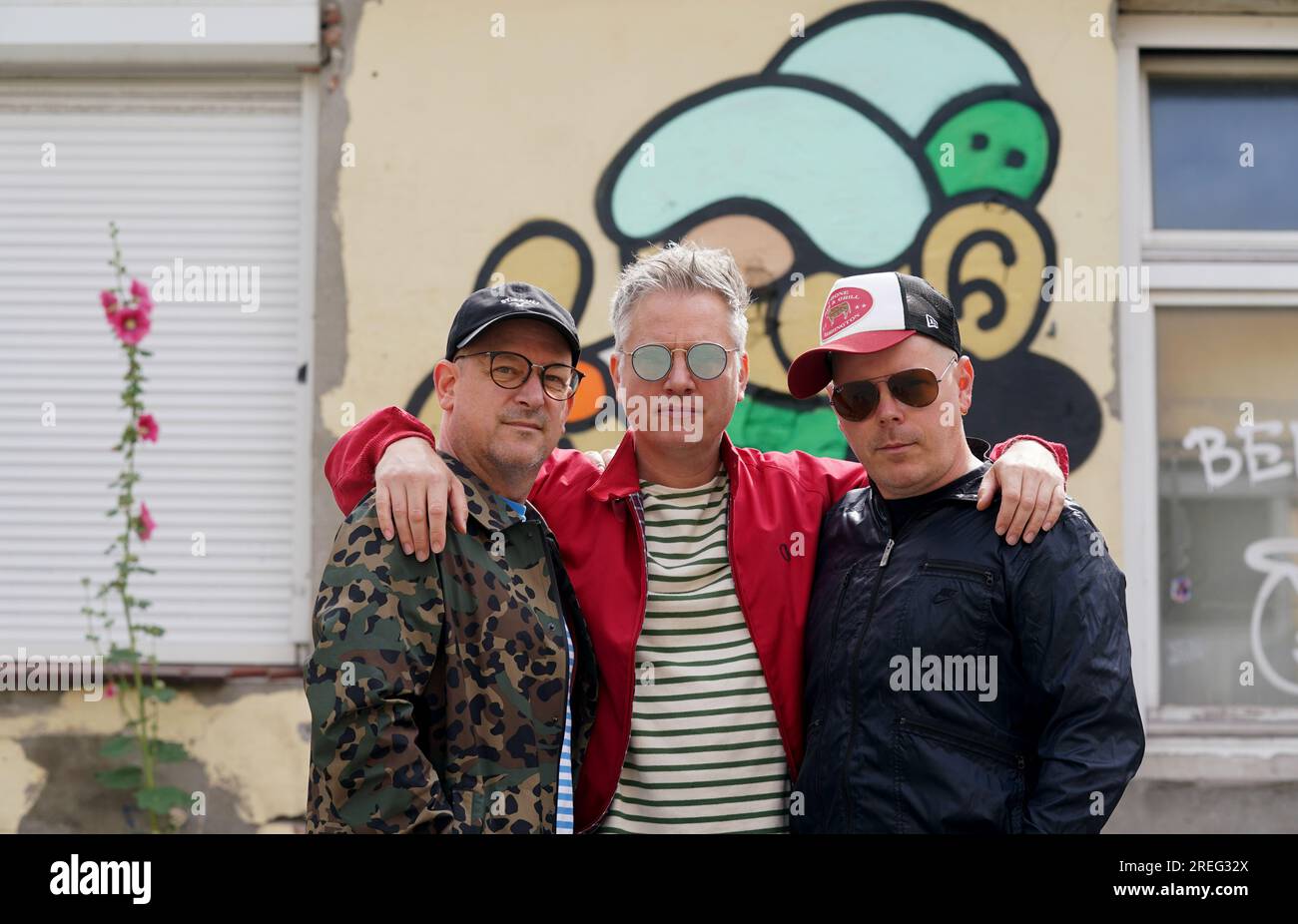 Hamburg, Deutschland. 24. Juli 2023. Björn 'Björn Beton' warnt (l-r), Martin 'Doktor Rentz' Vandreier und Boris 'König Boris' Lauterbach von der Hamburger Hip-Hop-Band 'Fettes Brot' auf dem Gelände des Gewerbeparks Via la Bernie in der Bernstorffstraße. Kredit: Marcus Brandt/dpa/Alamy Live News Stockfoto