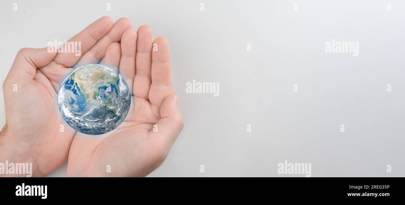 Hände halten den Planeten Erde. Die Welt vor der globalen Erwärmung zu schützen. Thema Nachhaltigkeit, um die Welt zu retten. Tag der Erde. Energiesparkonzept, Elemen Stockfoto