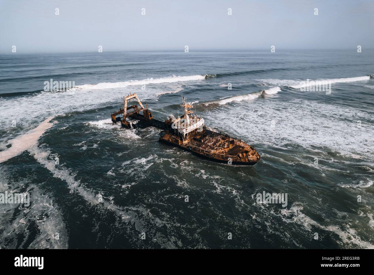 Luftaufnahme von Zeila Shipwreck im Ozean, Skeleton Coast in Namibia, Afrika Stockfoto