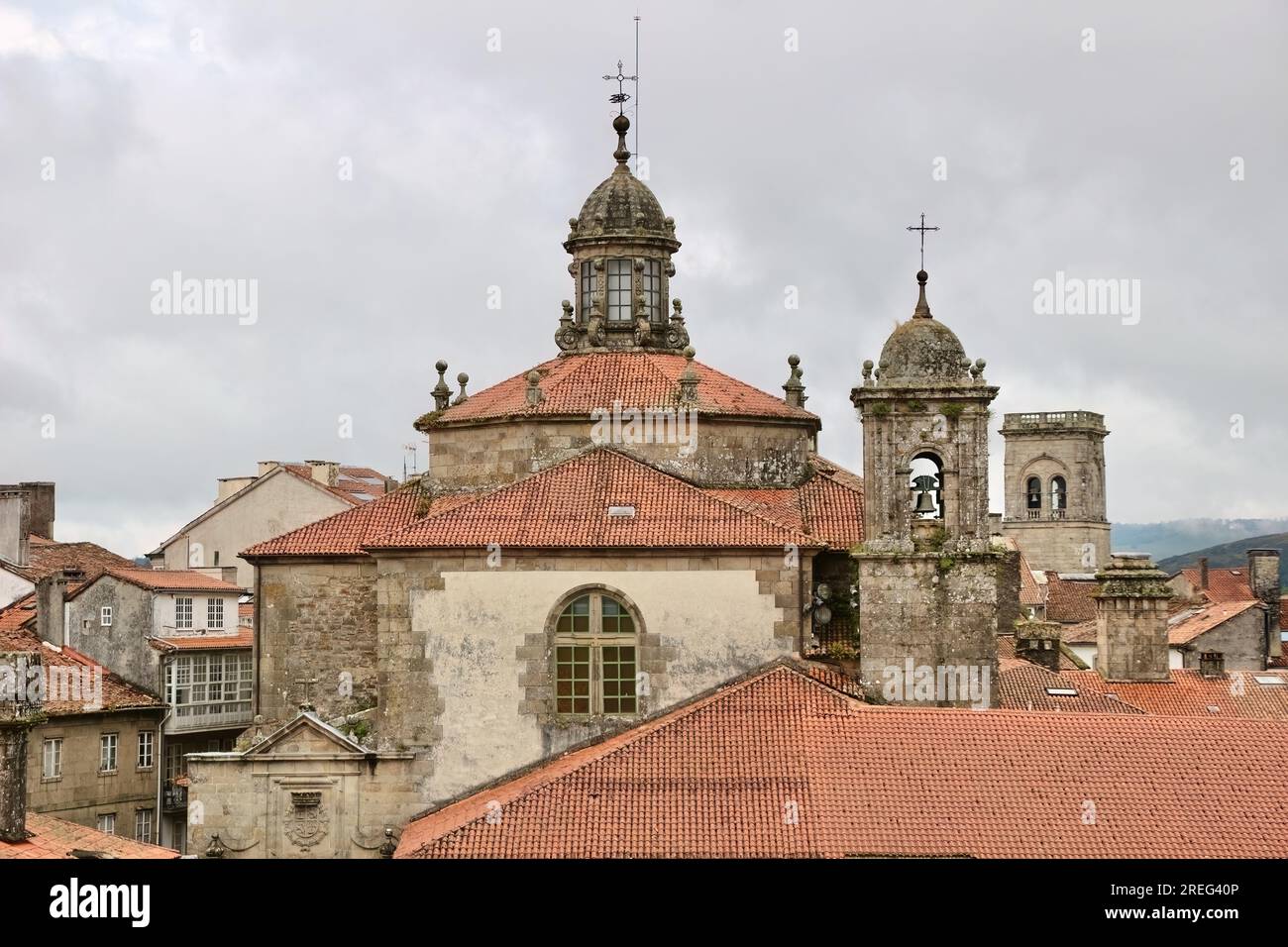 Blick von der Dachterrasse auf das römisch-katholische Kloster des Heiligen Pelagius von Antealtares von Santiago Cathedral Quintana Square Santiago de Compostela Galicien Spanien Stockfoto