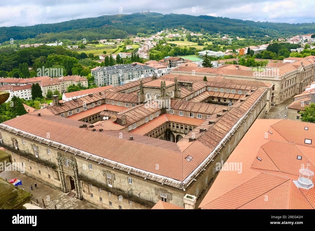 Blick auf das weitläufige 5-Sterne-Luxushotel Parador Museo Santiago vom Dach der Kathedrale Santiago de Compostela Galicia Spanien Stockfoto