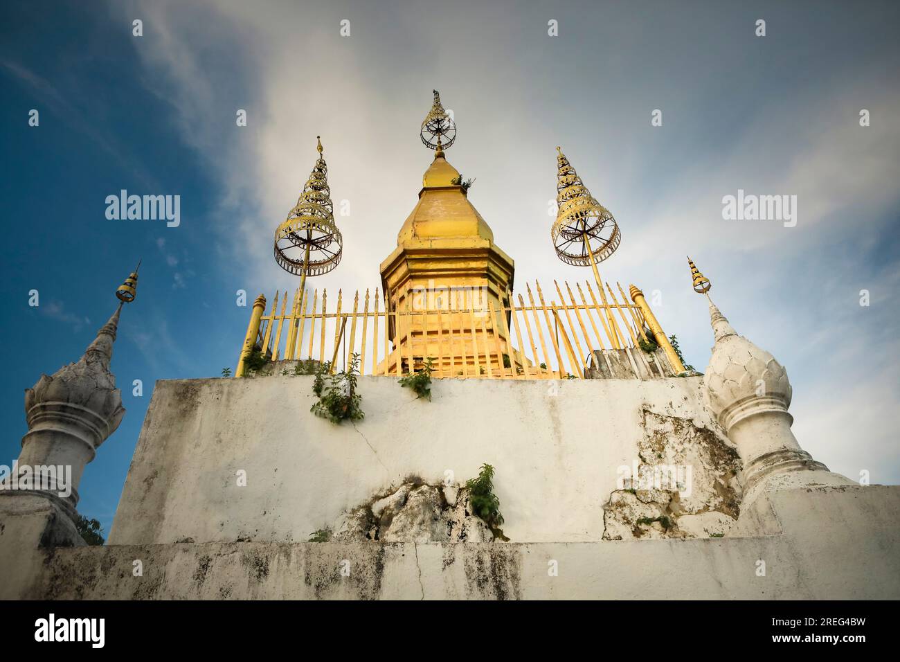 Phatat Pusi auf dem Gipfel des Berges im Wat Phatat Pusi Tempel eines der beliebtesten Reiseziele im Herzen der Stadt luangprabang Stockfoto
