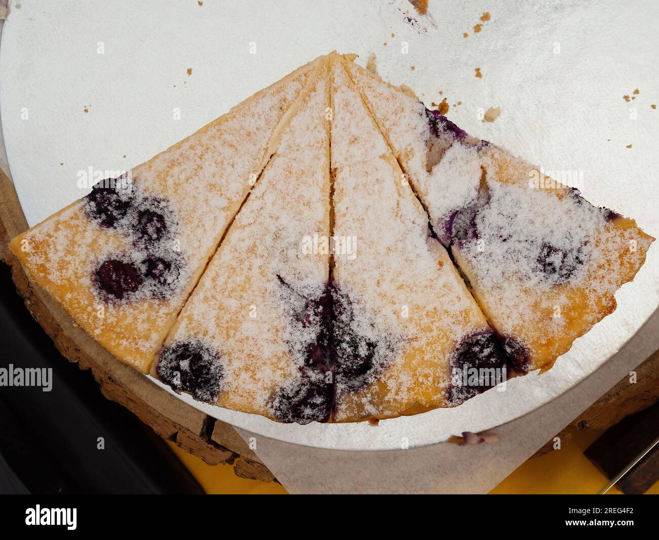 4 vorgeschnittene Scheiben Blaubeer-Käsekuchen Stockfoto