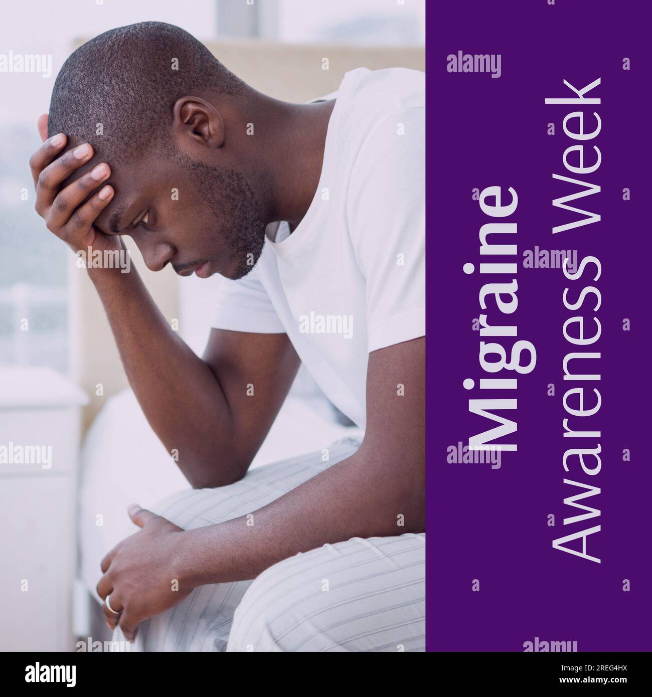 Text zur Woche des Migränebewusstseins in Weiß auf Lila mit einem afroamerikanischen Mann, der die Stirn vor Schmerzen hält Stockfoto