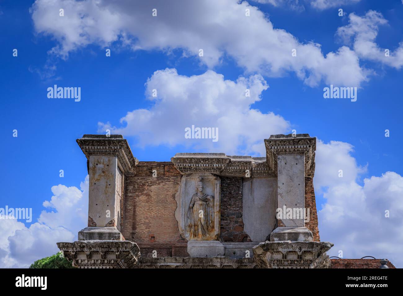 Das Forum von Nerva in Rom, Italien: Blick auf die 'Colonnacce'. Stockfoto