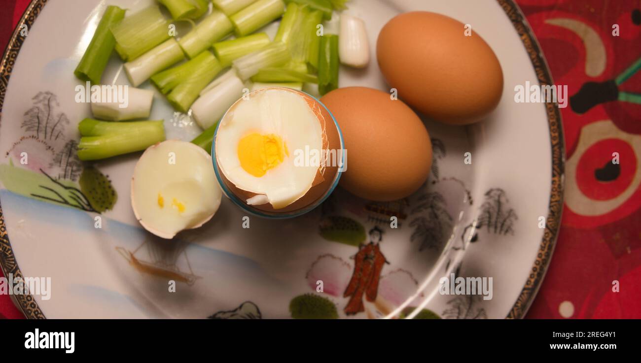 Frühstück, gekochter Agg, Eier, gehackte Frühlingszwiebeln, auf einem handbemalten Teller, roxy china, Teller, Diät, Diät, Diät, Blick von oben, kleine Mahlzeit Stockfoto