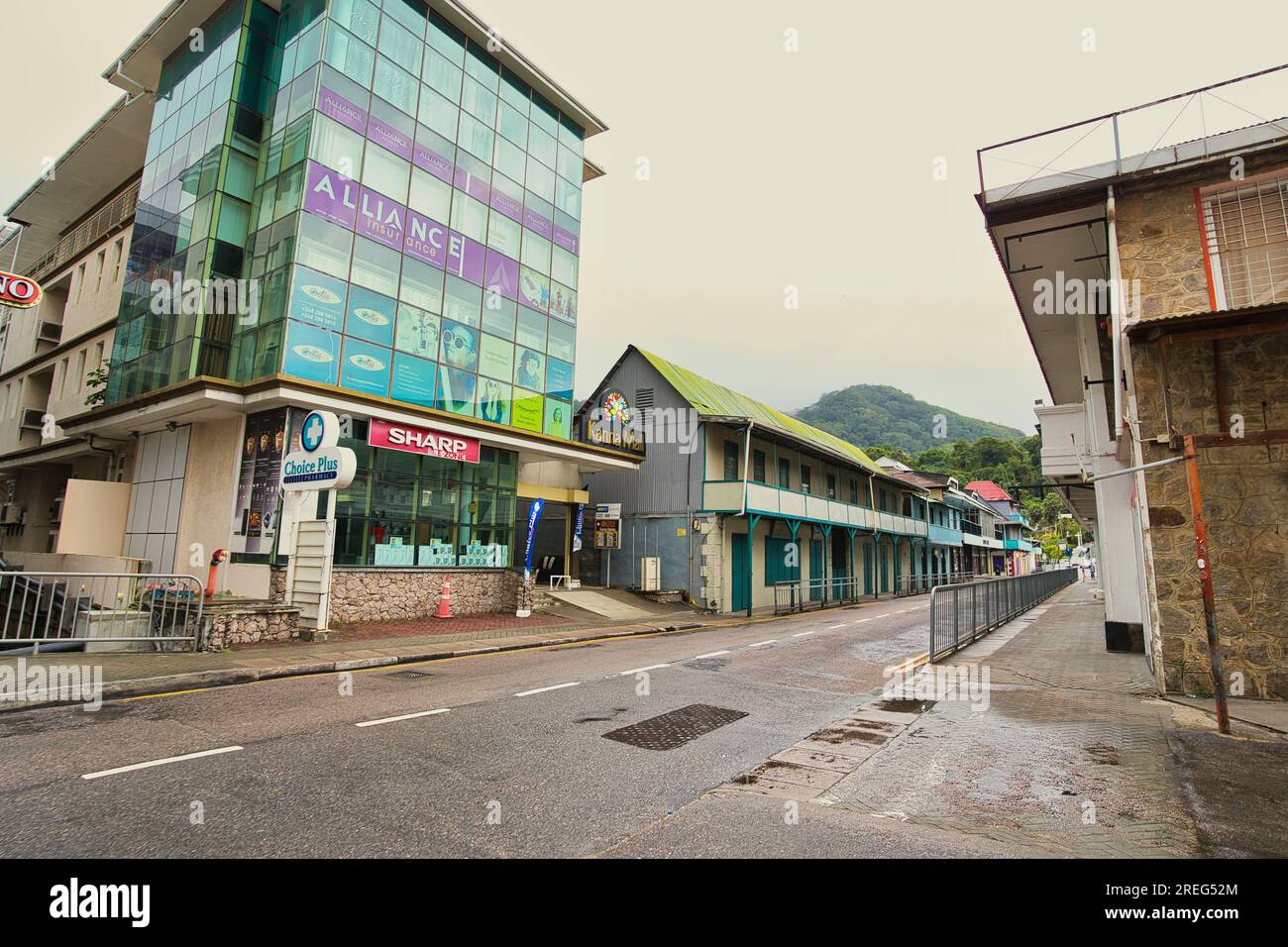 Mahe Seychelles 31.07.2023 altes und modernes Gebäude in der Stadt Victoria an einem Sonntag Stockfoto