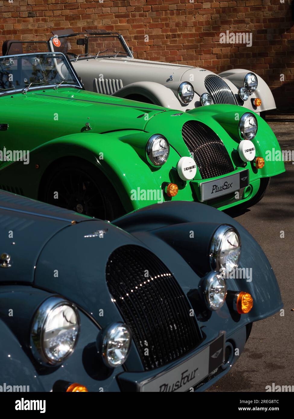 Three Plus Six Morgans im Bicester Heritage's Sunday Scramble, das im April 2022 in Bicester, Oxfordshire, Großbritannien, stattfand Stockfoto