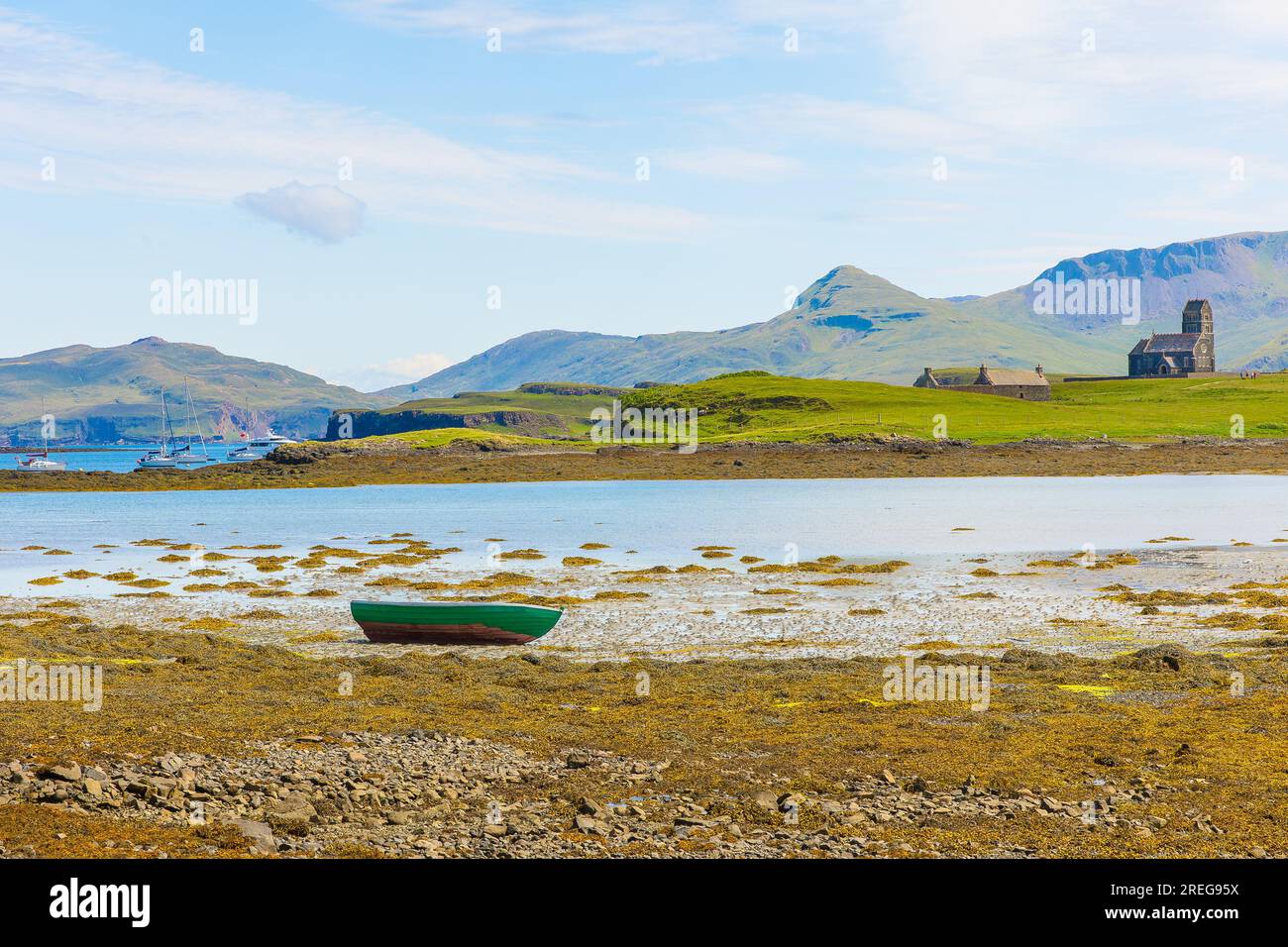 Die wunderschöne und abgelegene Isle of Canna im Sommer mit Blick über die Bucht und die größere Isle of Rum. Kleine Inseln, Schottland. Horizontal. Stockfoto