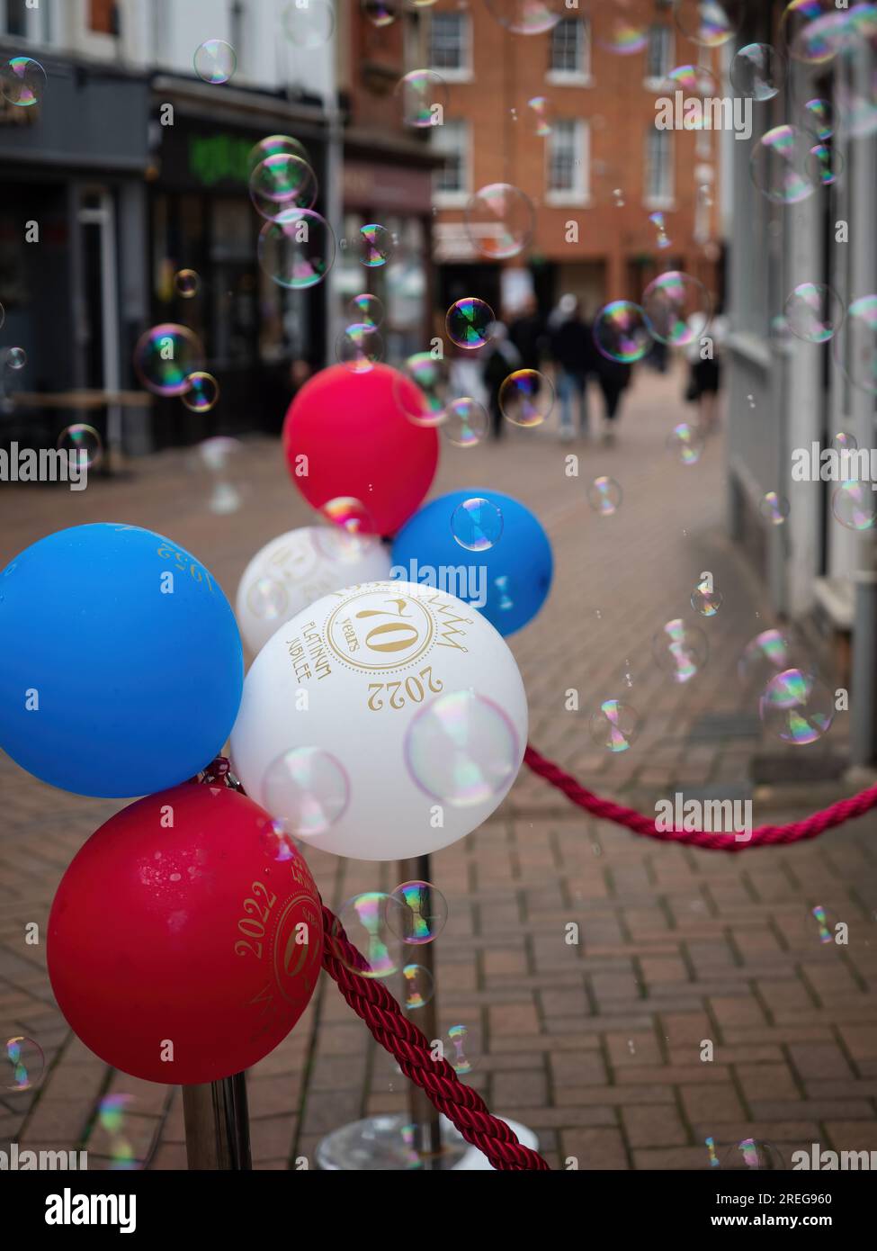 Rote, weiße und blaue Ballons werden im Zentrum von Banbury ausgestellt, um die Queen's Platinum Jubilee im Juni 2022 vorzubereiten Stockfoto