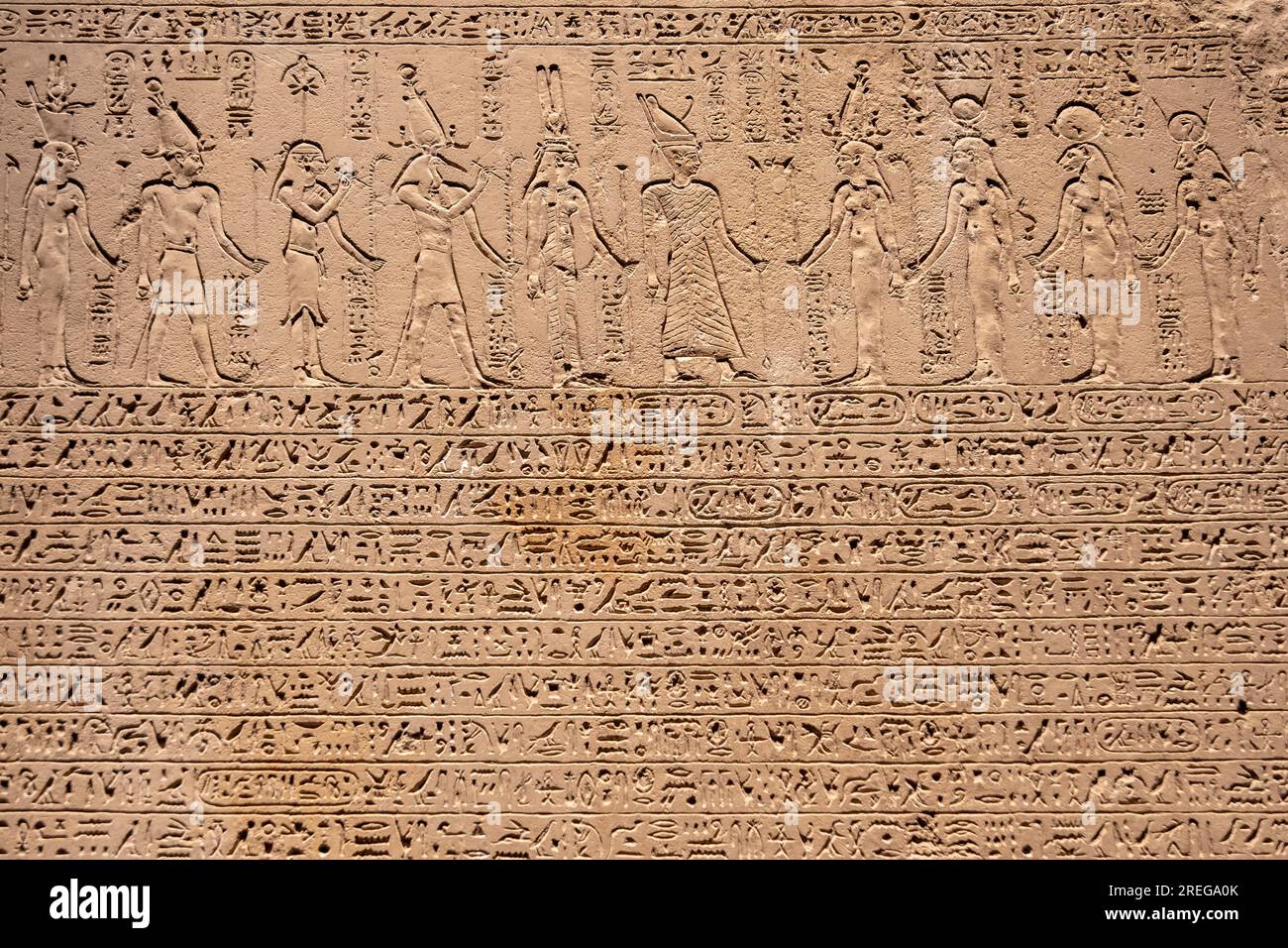 Alte ägyptische Hieroglyphen, die auf einem Teil der Wand des grabes des pharaos eingraviert sind. Stockfoto