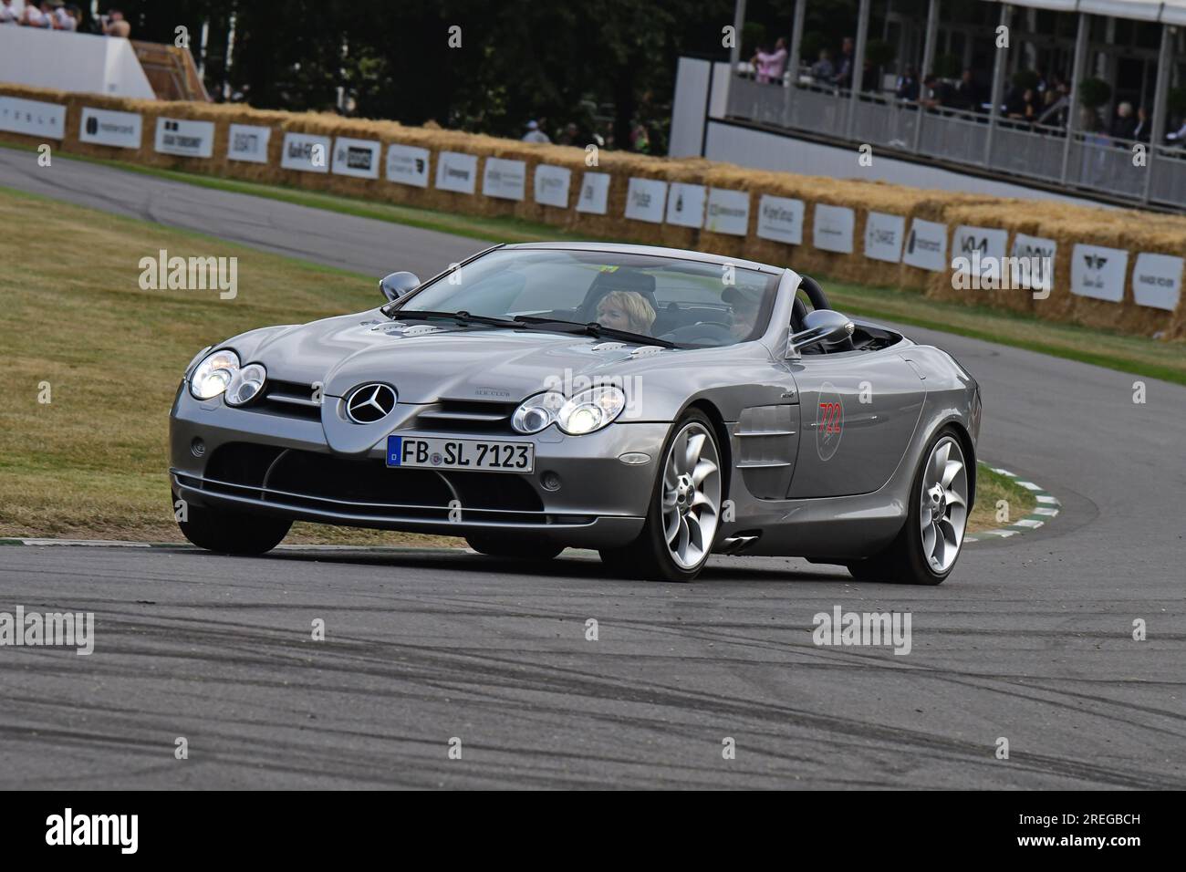 Mercedes-Benz SLR 722 Roadster, Mercedes-Benz SLR Club, Mitglieder dieser legendären Autos auf einer lebhaften Fahrt auf den berühmten Hügel, das Goodwood Festival von Stockfoto