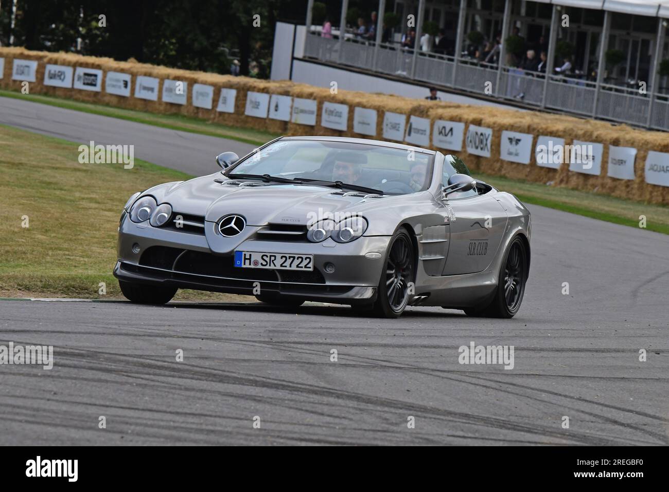 Mercedes-Benz SLR 722 Roadster, Mercedes-Benz SLR Club, Mitglieder dieser legendären Autos auf einer lebhaften Fahrt auf den berühmten Hügel, das Goodwood Festival von Stockfoto